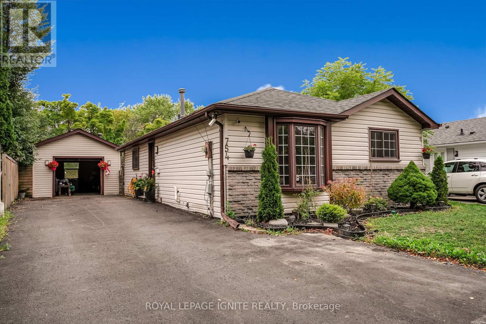 754 Downview Crescent, Oshawa, ON - Outdoor