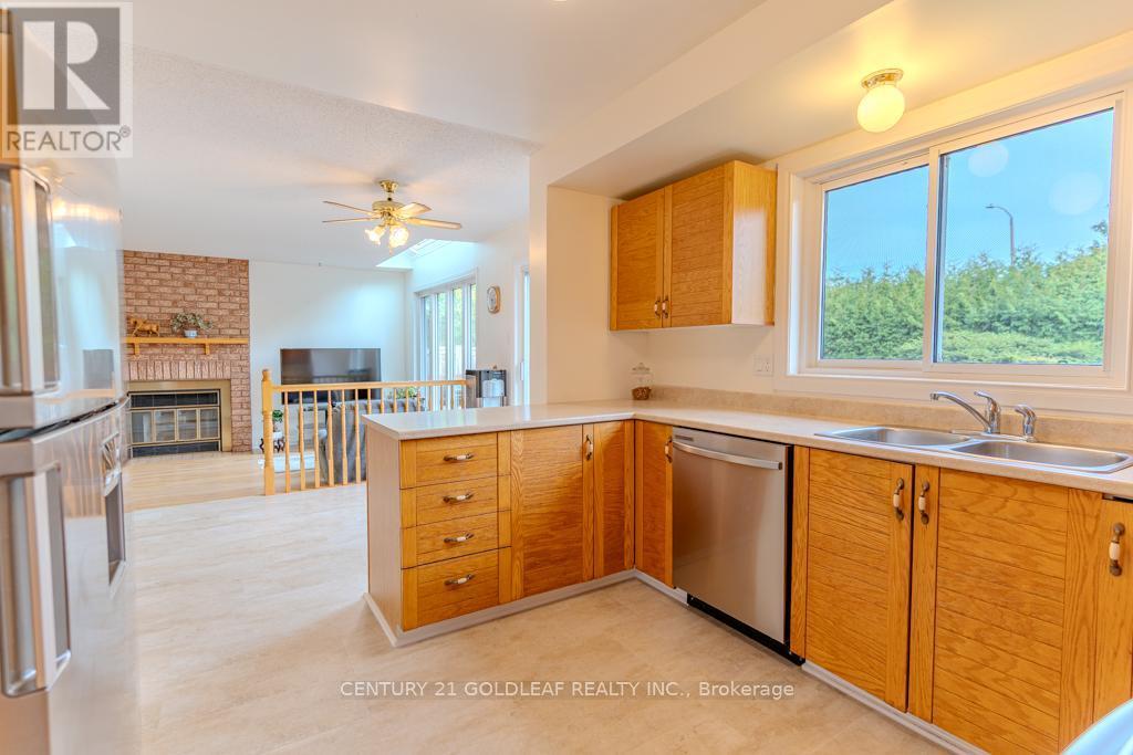 612 Chenier Way, Ottawa, ON - Indoor Photo Showing Kitchen With Double Sink