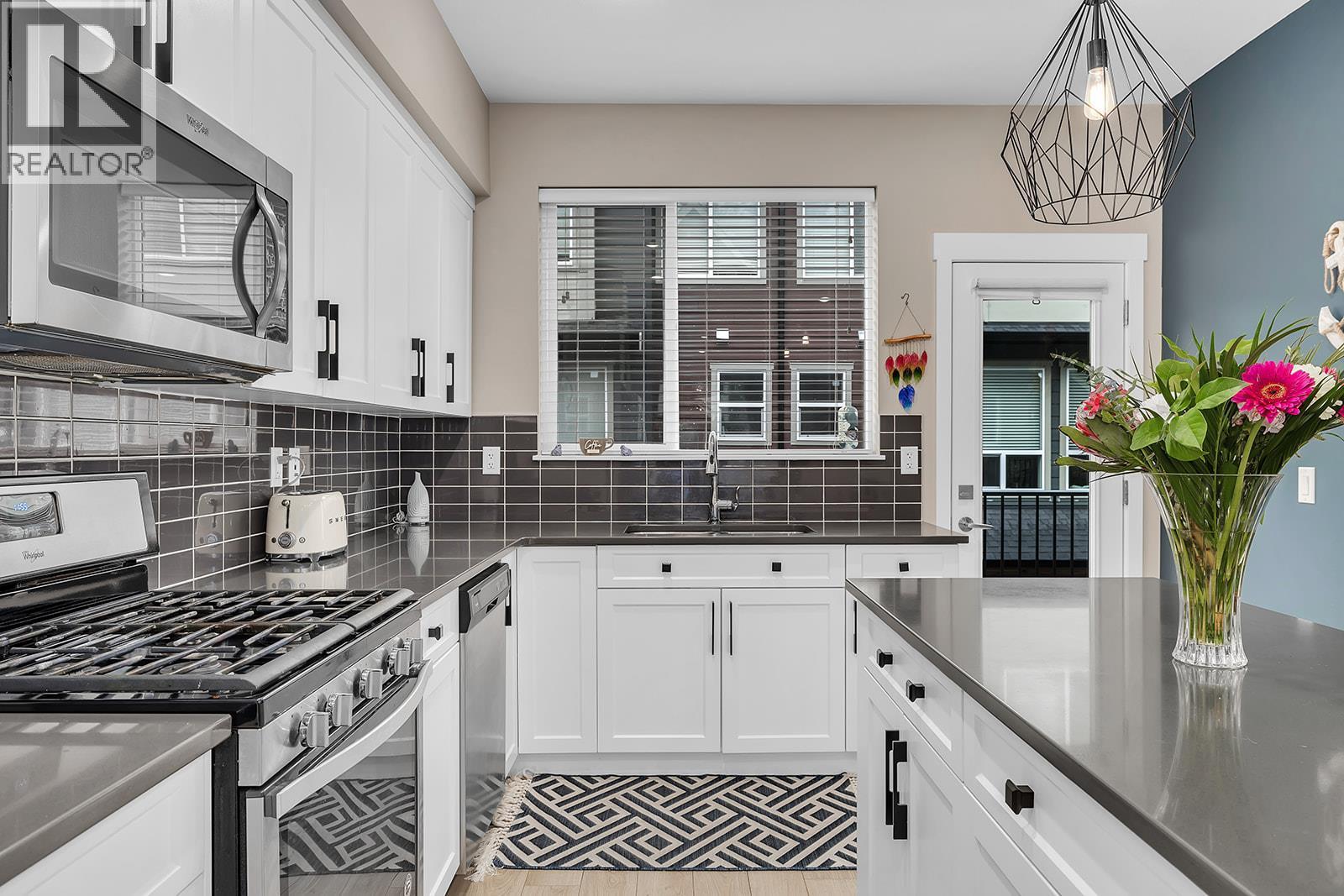 2490 Tuscany Drive Unit# 24, West Kelowna, BC - Indoor Photo Showing Kitchen With Upgraded Kitchen