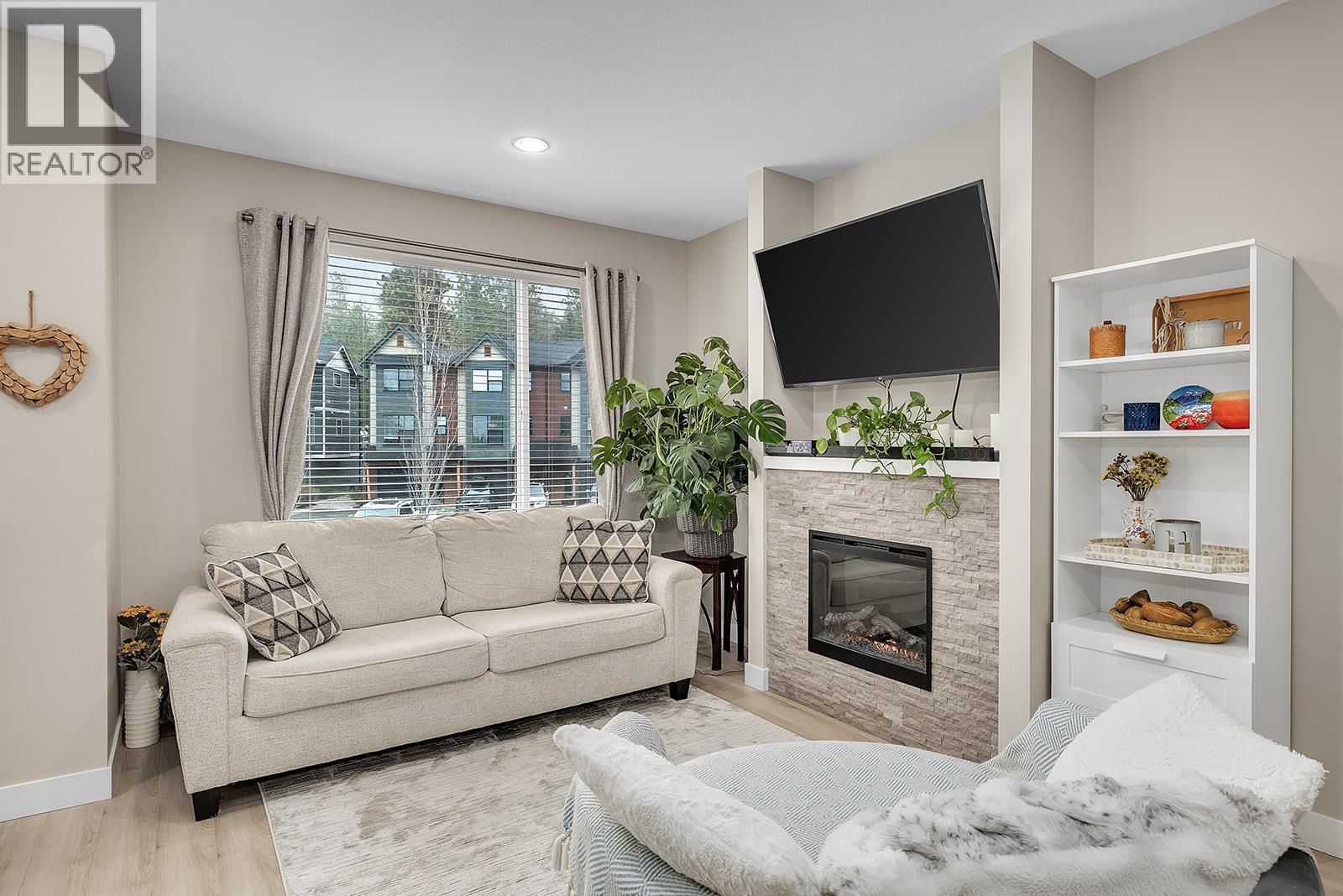 2490 Tuscany Drive Unit# 24, West Kelowna, BC - Indoor Photo Showing Living Room With Fireplace