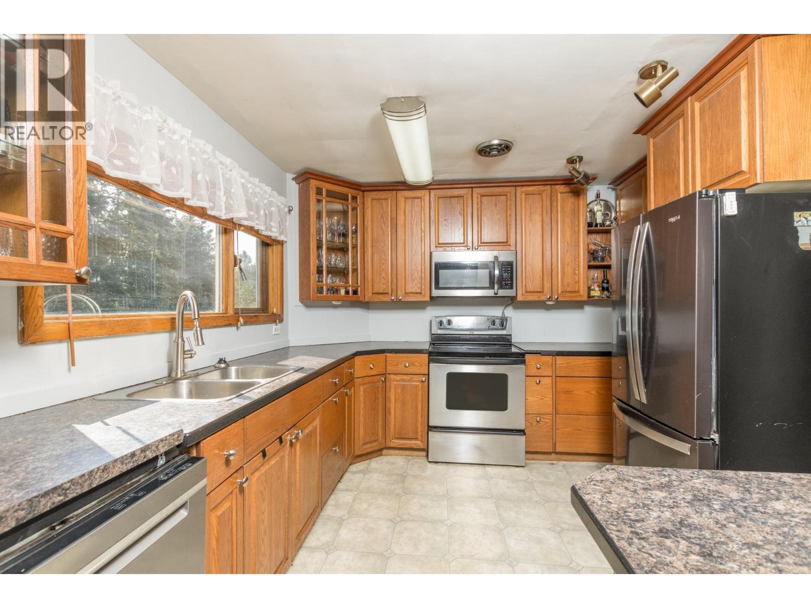 3591 65 Avenue Nw, Salmon Arm, BC - Indoor Photo Showing Kitchen With Double Sink