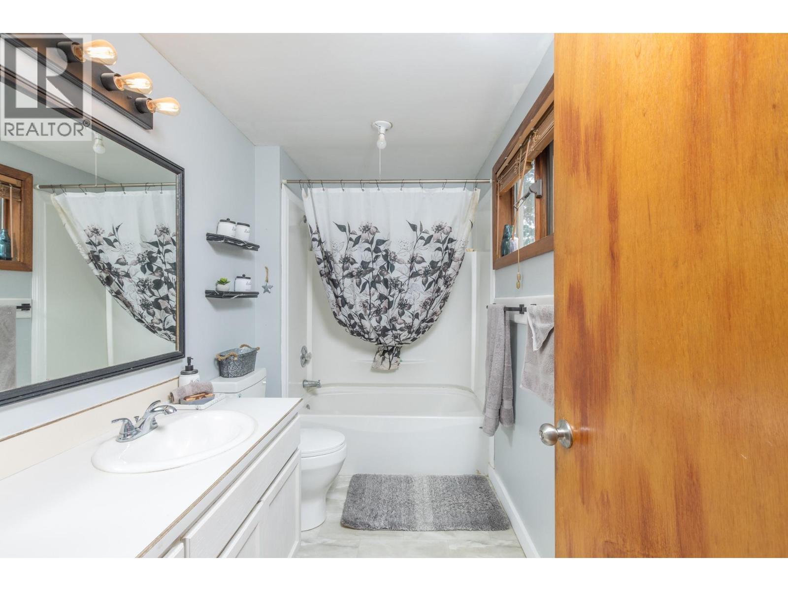 3591 65 Avenue Nw, Salmon Arm, BC - Indoor Photo Showing Bathroom