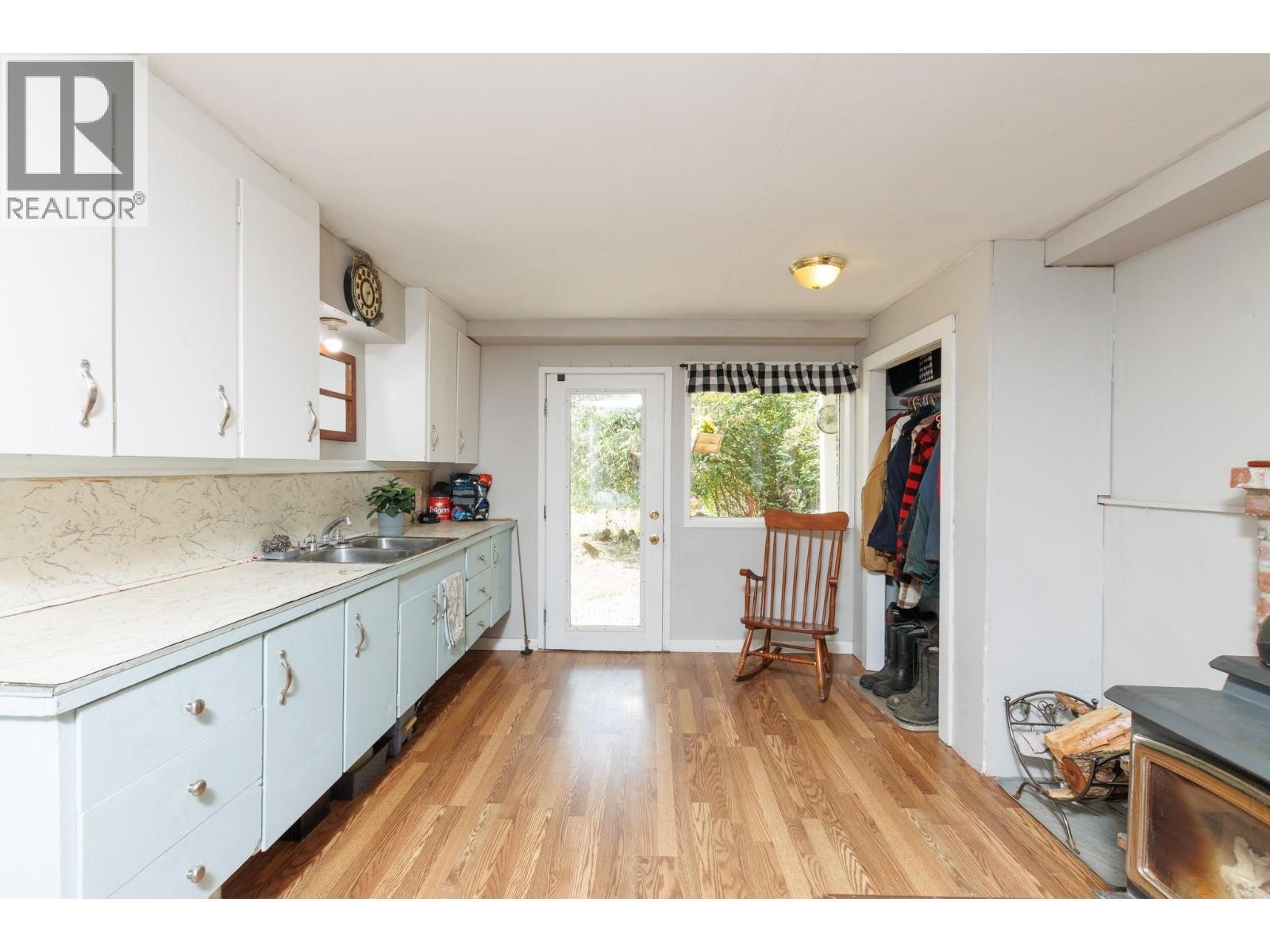 3591 65 Avenue Nw, Salmon Arm, BC - Indoor Photo Showing Kitchen With Double Sink
