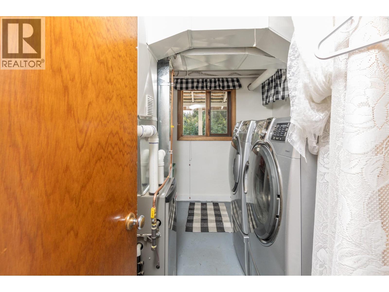 3591 65 Avenue Nw, Salmon Arm, BC - Indoor Photo Showing Laundry Room