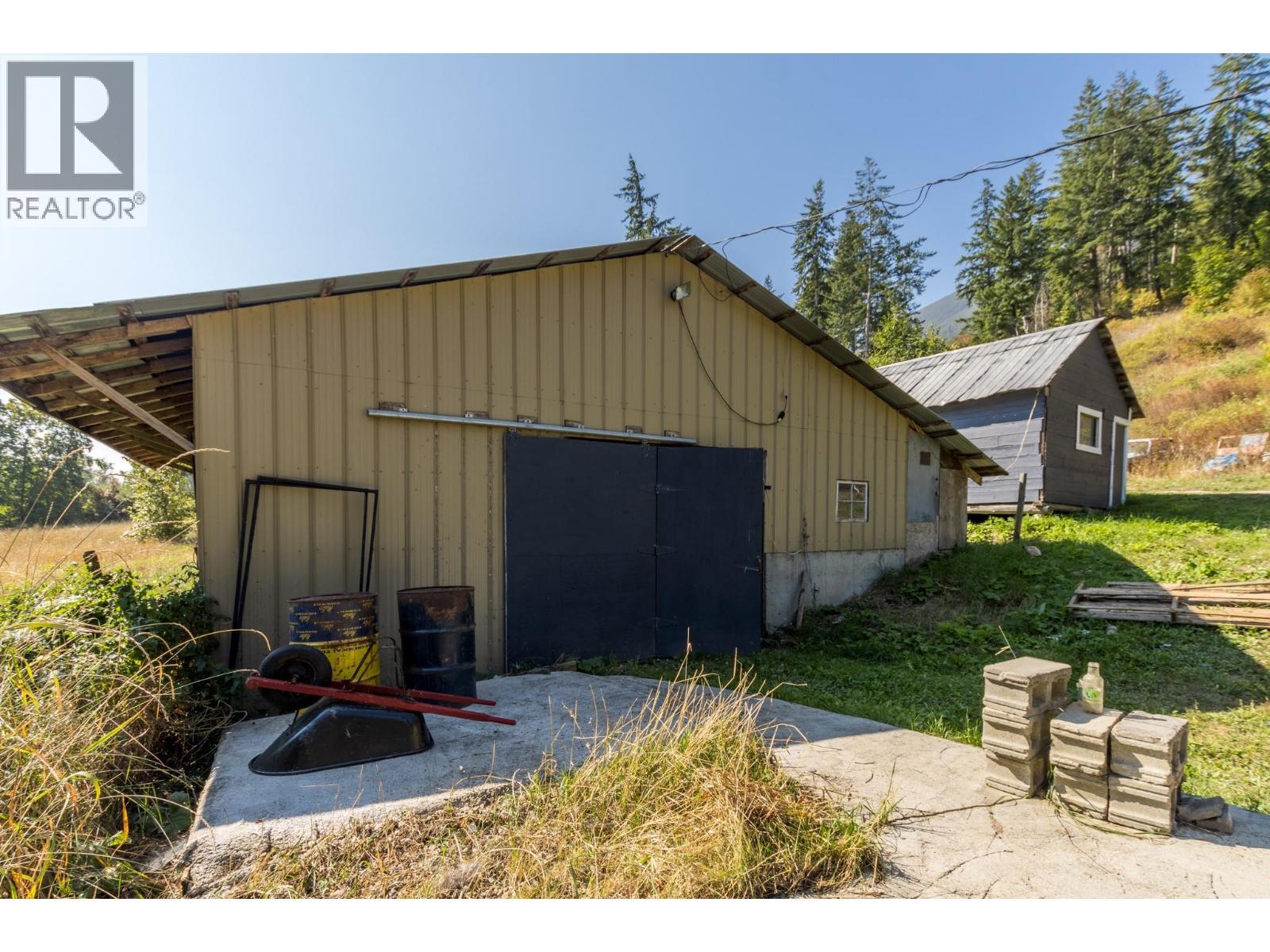 3591 65 Avenue Nw, Salmon Arm, BC - Outdoor