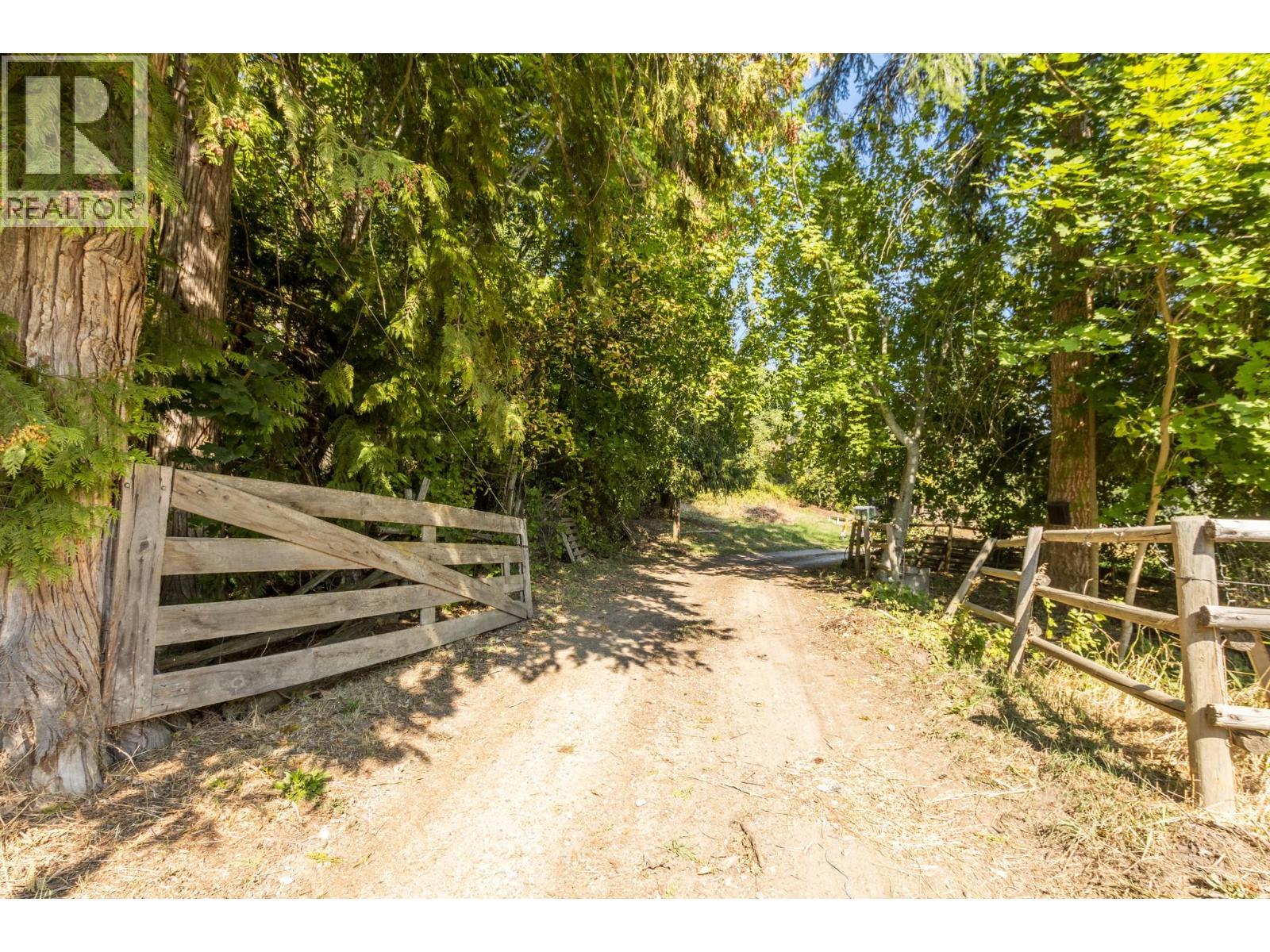 3591 65 Avenue Nw, Salmon Arm, BC - Outdoor