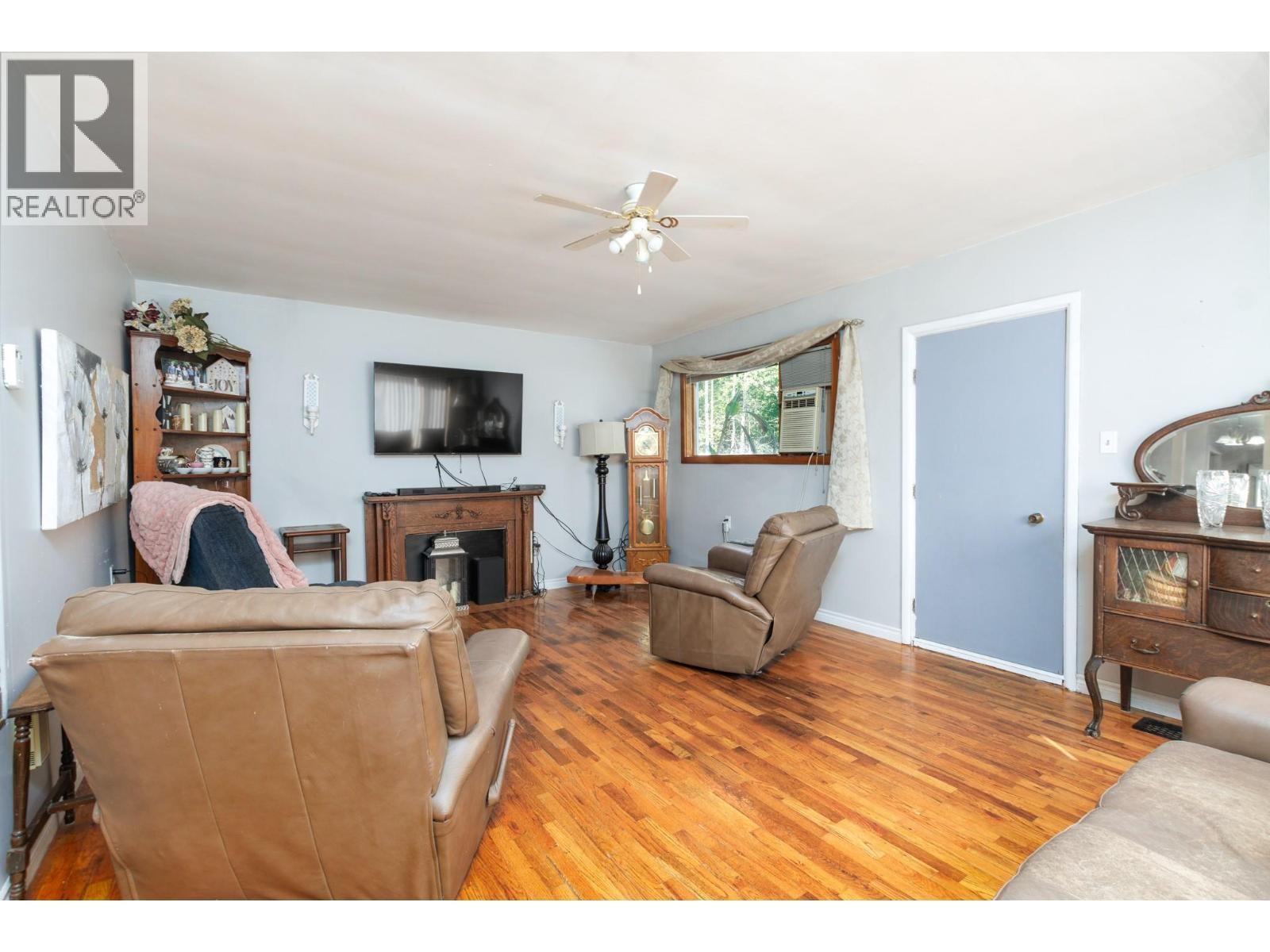 3591 65 Avenue Nw, Salmon Arm, BC - Indoor Photo Showing Living Room With Fireplace