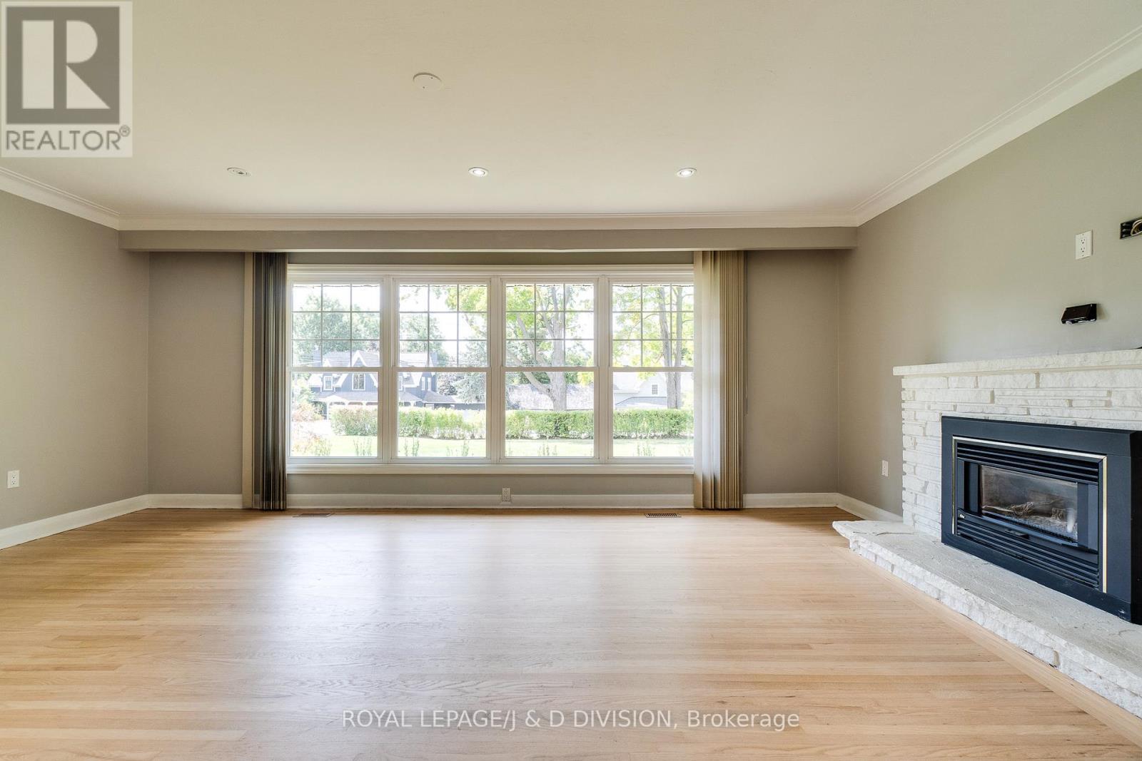 7079 Second Line W, Mississauga, ON - Indoor Photo Showing Living Room With Fireplace