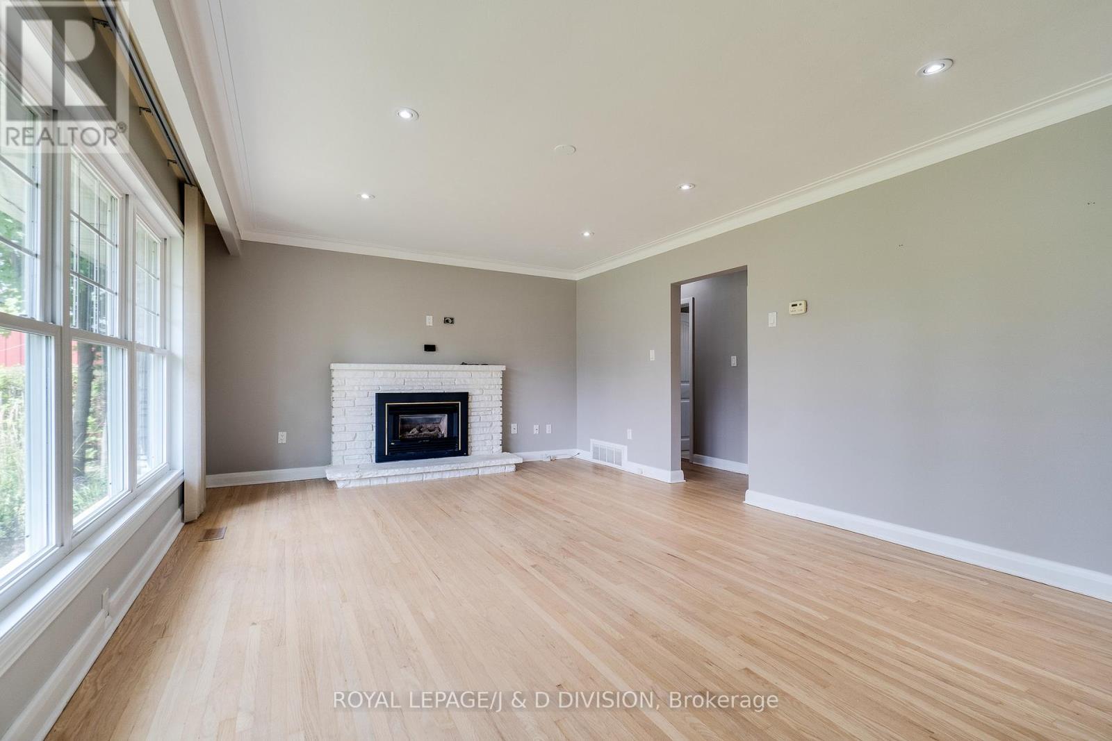 7079 Second Line W, Mississauga, ON - Indoor Photo Showing Living Room With Fireplace