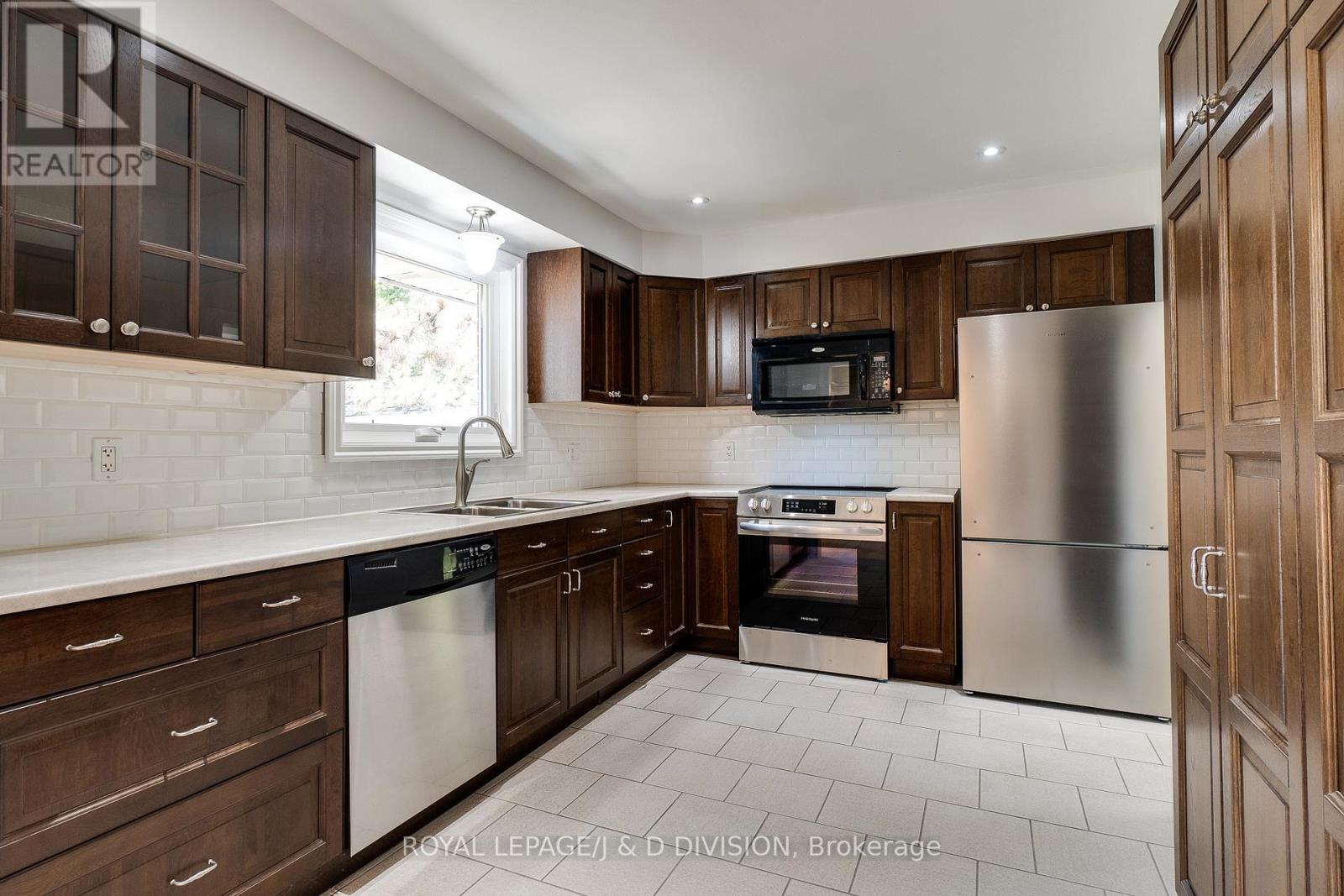 7079 Second Line W, Mississauga, ON - Indoor Photo Showing Kitchen With Double Sink