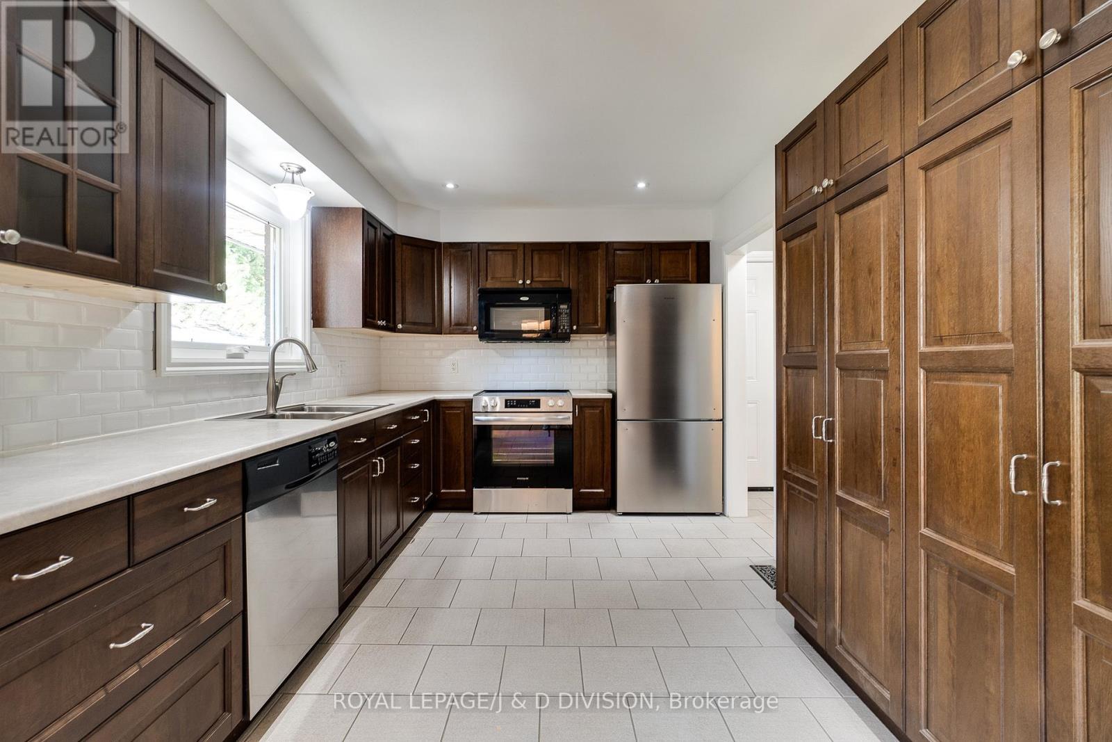 7079 Second Line W, Mississauga, ON - Indoor Photo Showing Kitchen With Double Sink