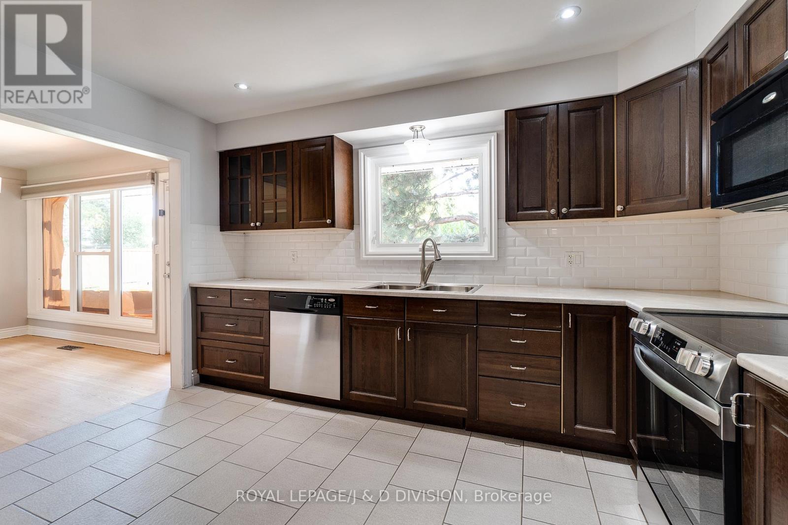 7079 Second Line W, Mississauga, ON - Indoor Photo Showing Kitchen With Double Sink