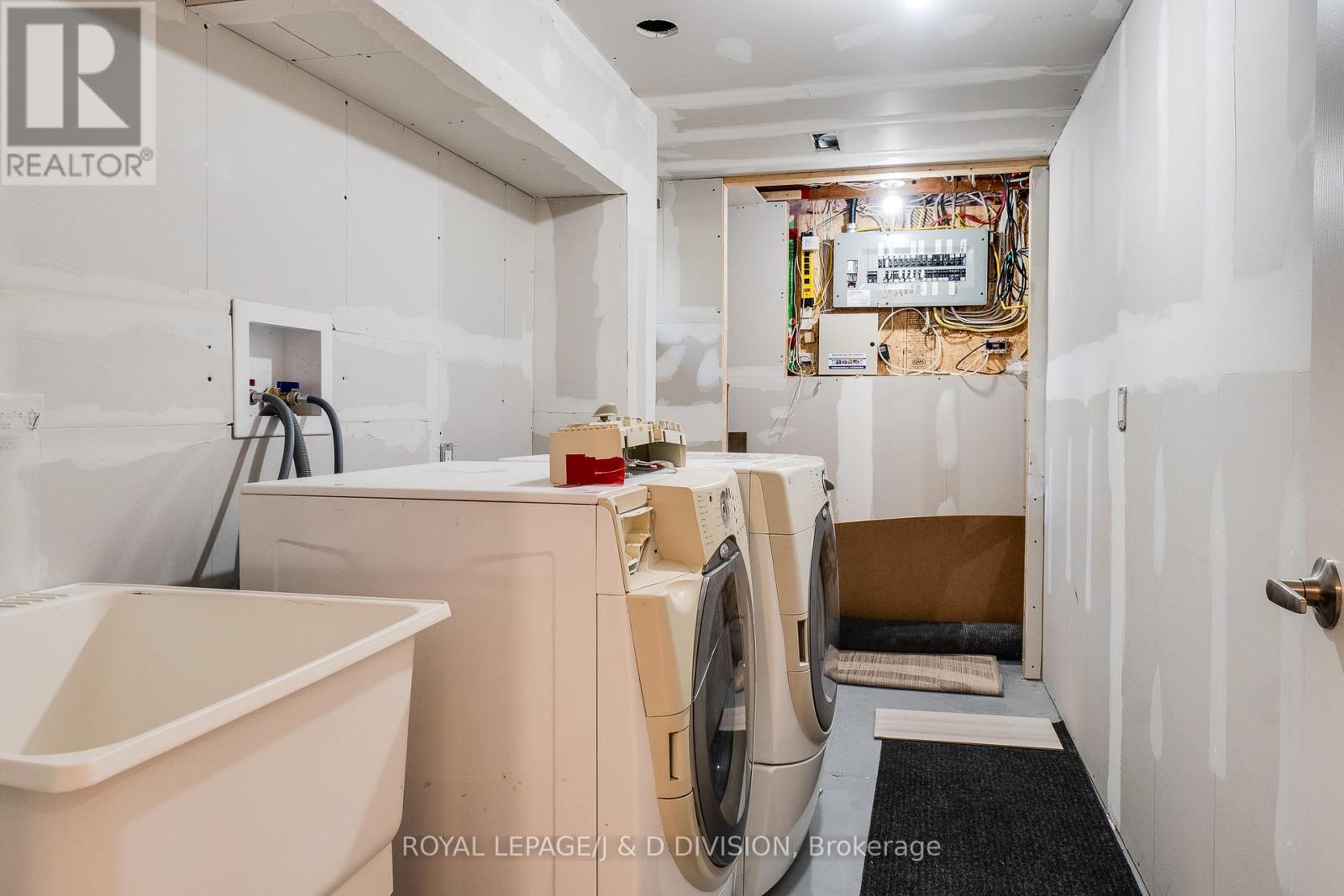 7079 Second Line W, Mississauga, ON - Indoor Photo Showing Laundry Room