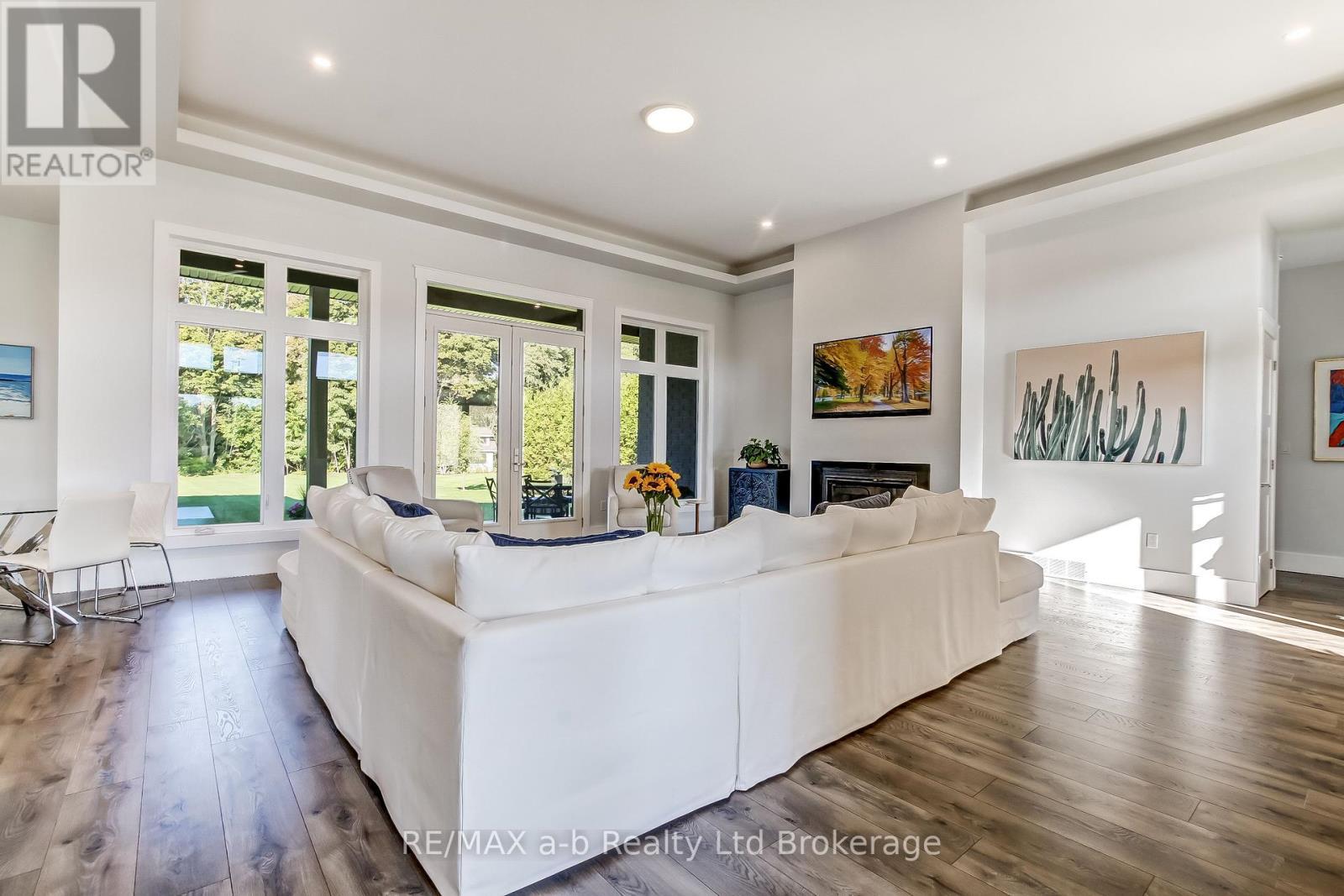 48 Otterview Drive, Norwich (Otterville), ON - Indoor Photo Showing Living Room