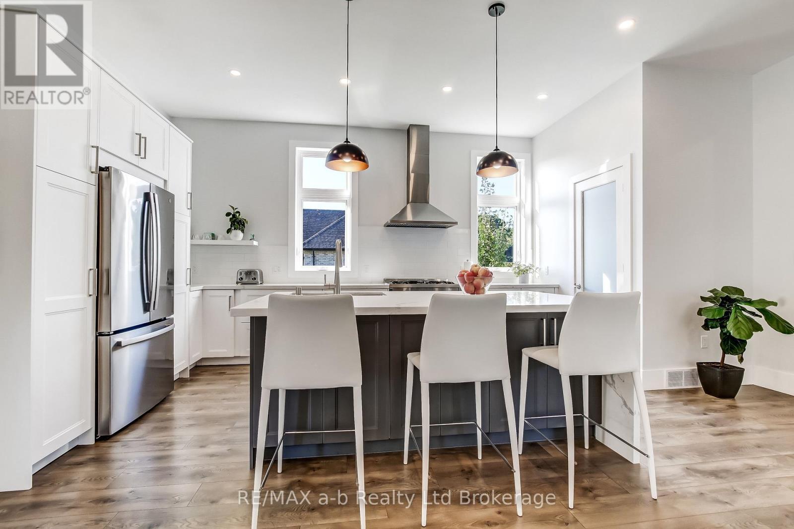 48 Otterview Drive, Norwich (Otterville), ON - Indoor Photo Showing Kitchen With Upgraded Kitchen
