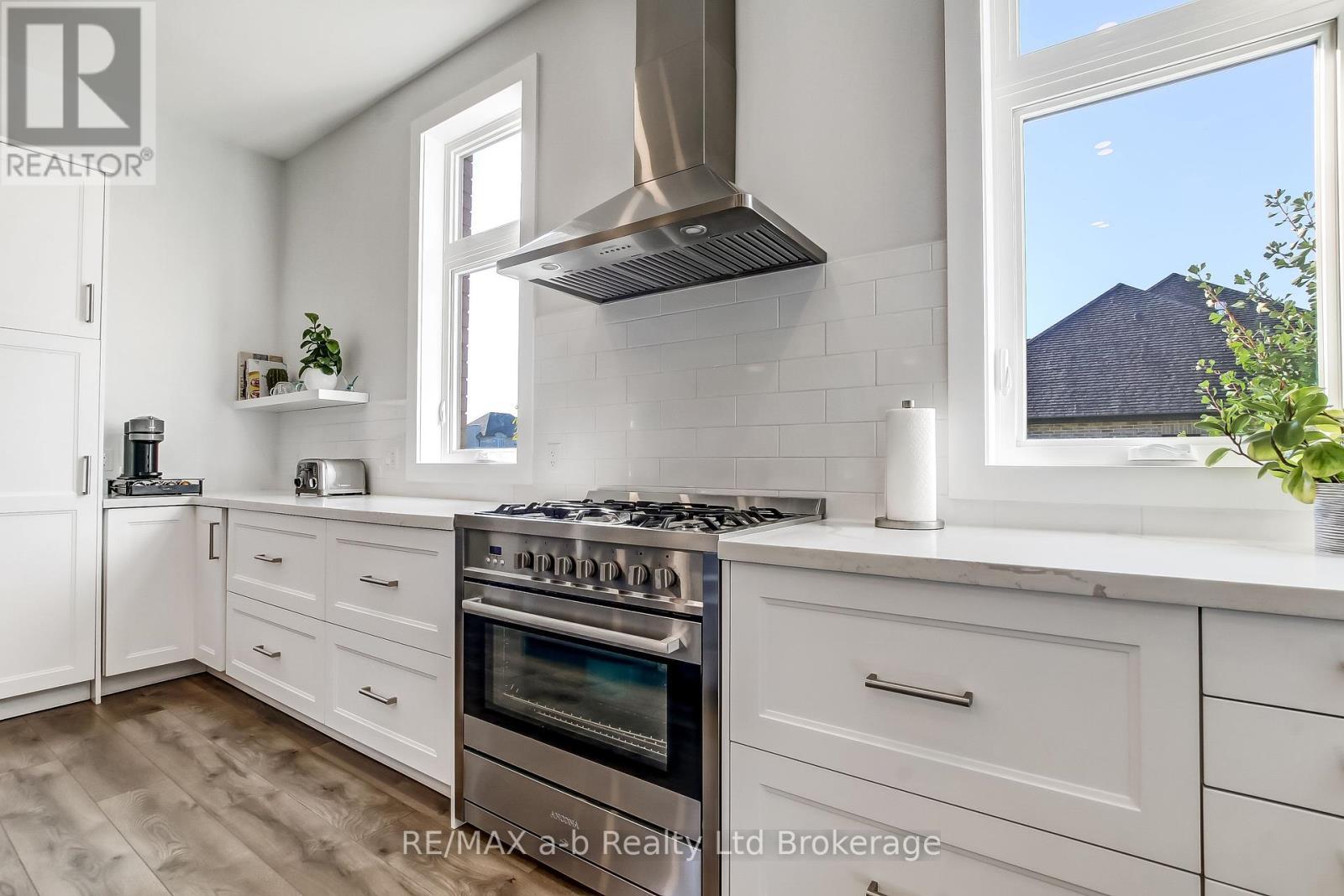 48 Otterview Drive, Norwich (Otterville), ON - Indoor Photo Showing Kitchen With Upgraded Kitchen