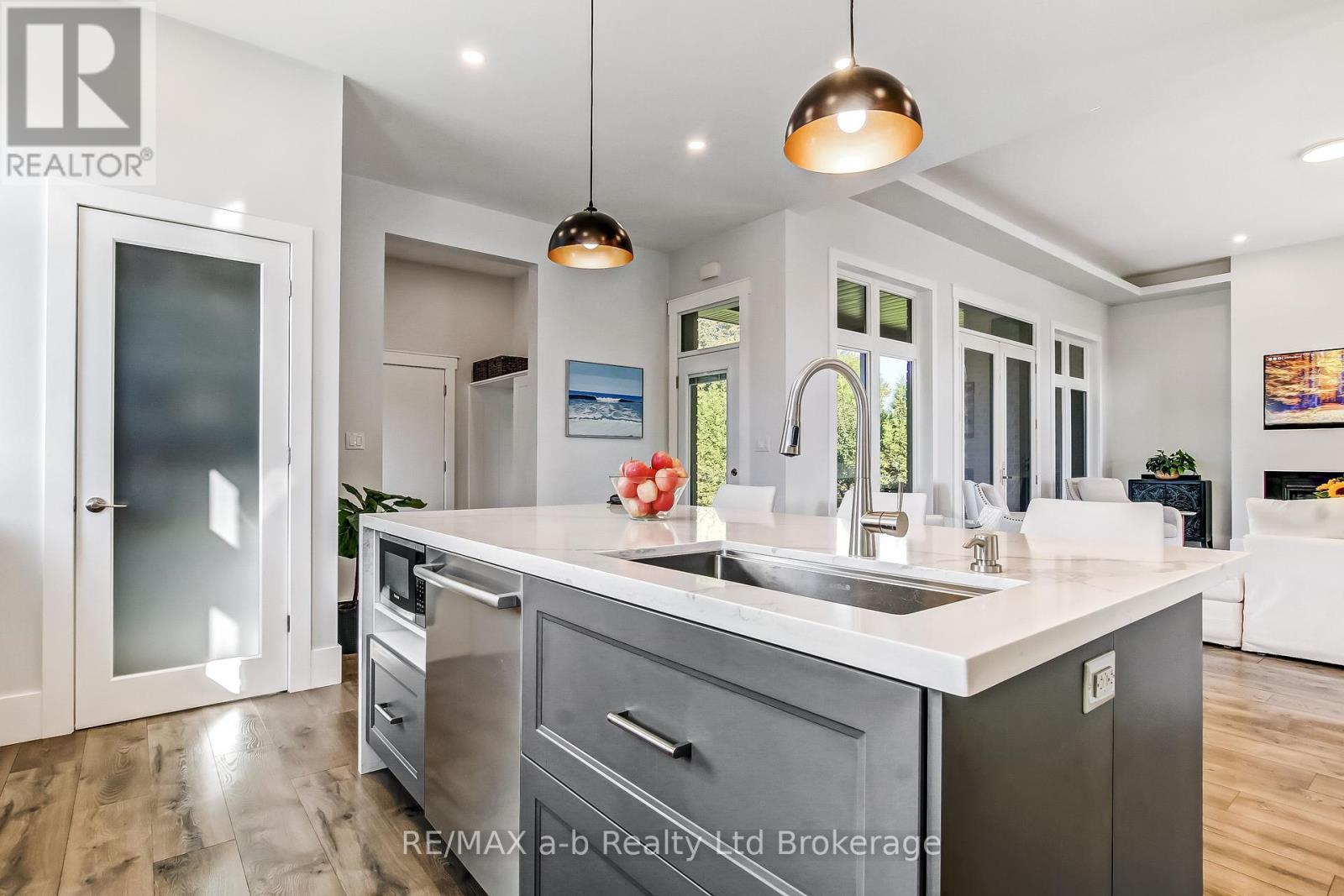 48 Otterview Drive, Norwich (Otterville), ON - Indoor Photo Showing Kitchen With Upgraded Kitchen