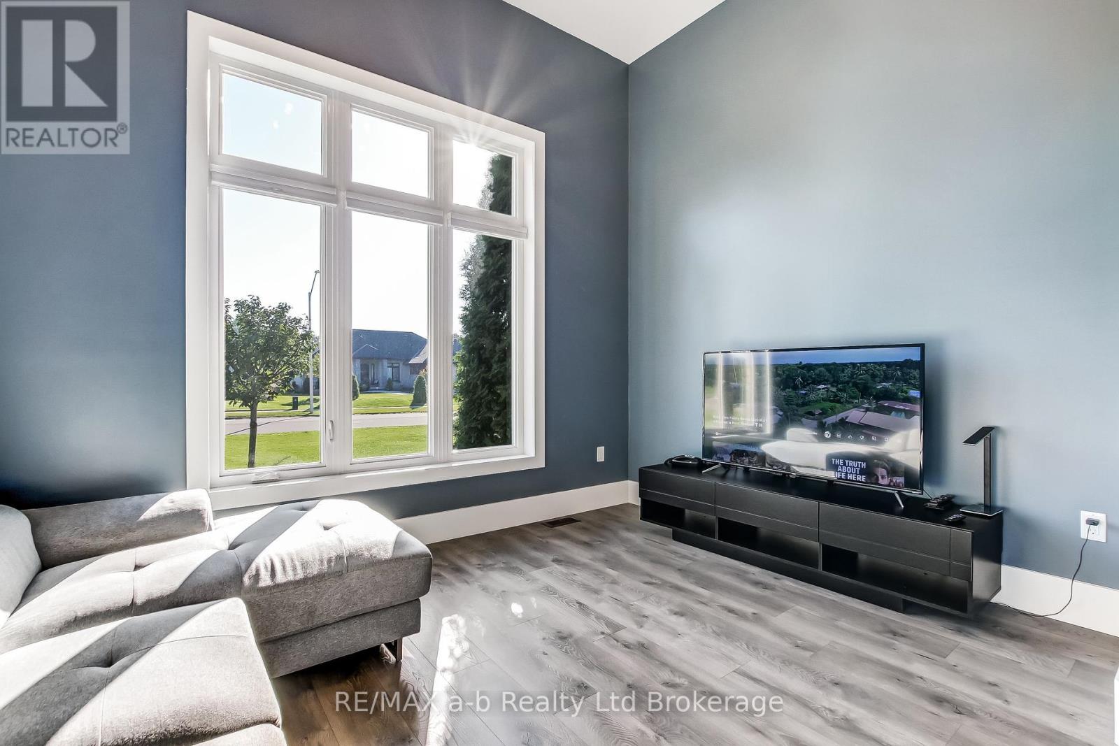 48 Otterview Drive, Norwich (Otterville), ON - Indoor Photo Showing Living Room