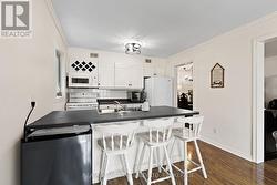 Kitchen with breakfast bar -