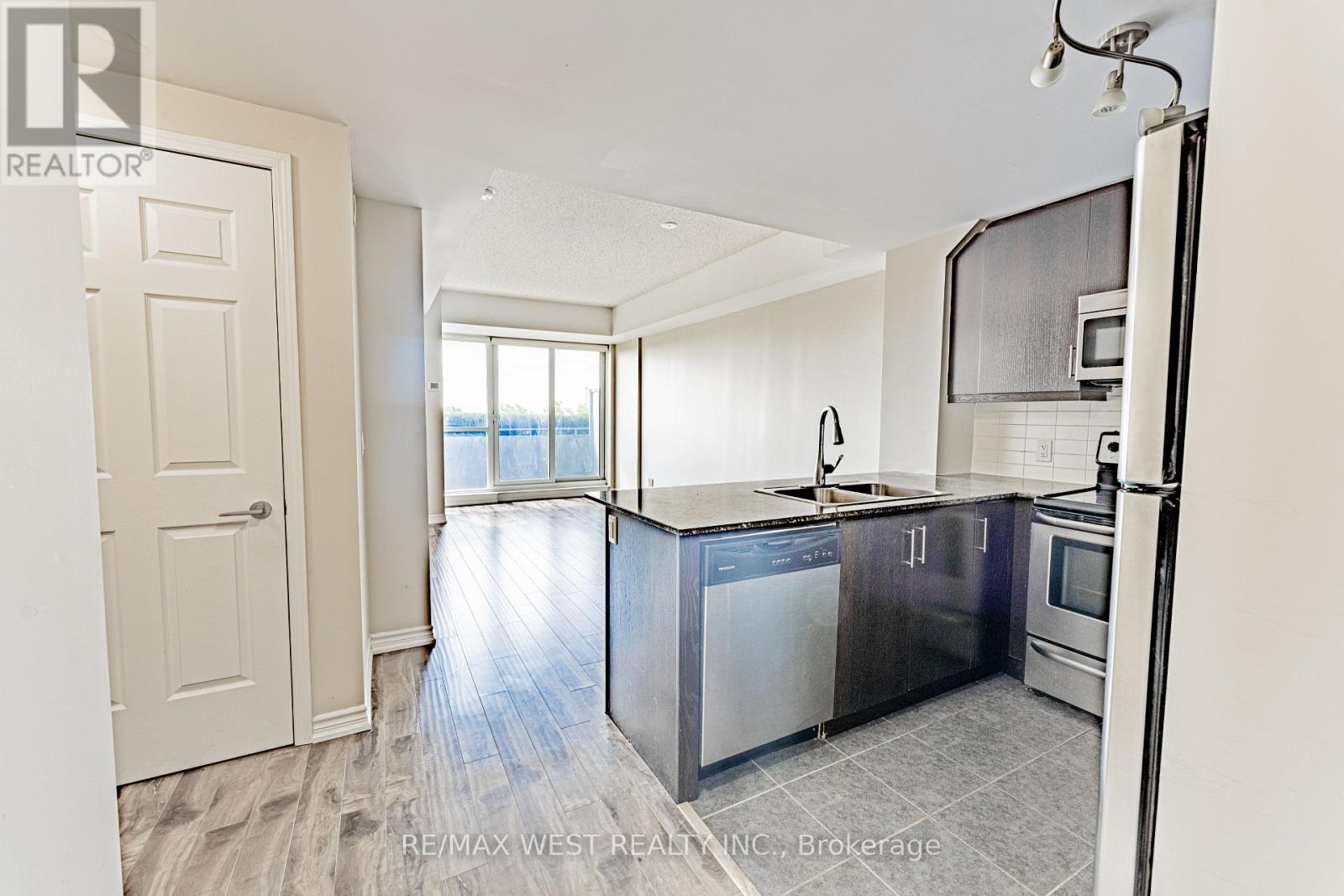 627 - 15 James Finlay Way, Toronto, ON - Indoor Photo Showing Kitchen With Double Sink With Upgraded Kitchen