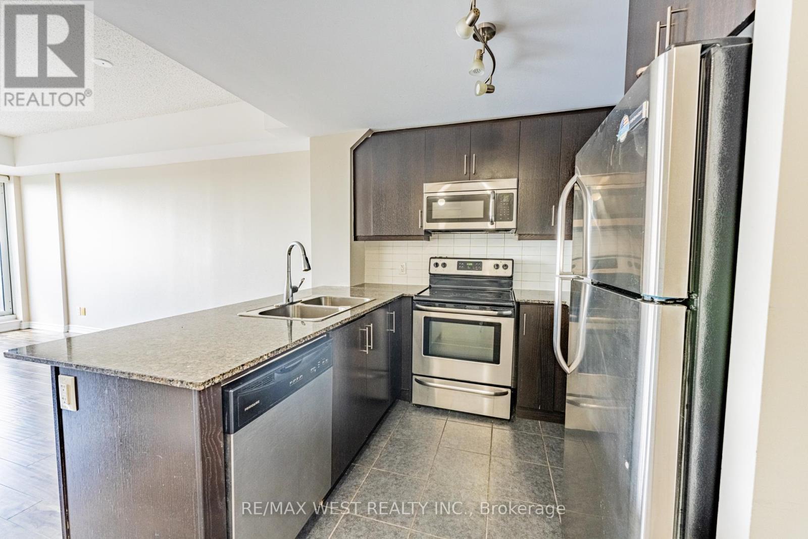 627 - 15 James Finlay Way, Toronto, ON - Indoor Photo Showing Kitchen With Double Sink With Upgraded Kitchen