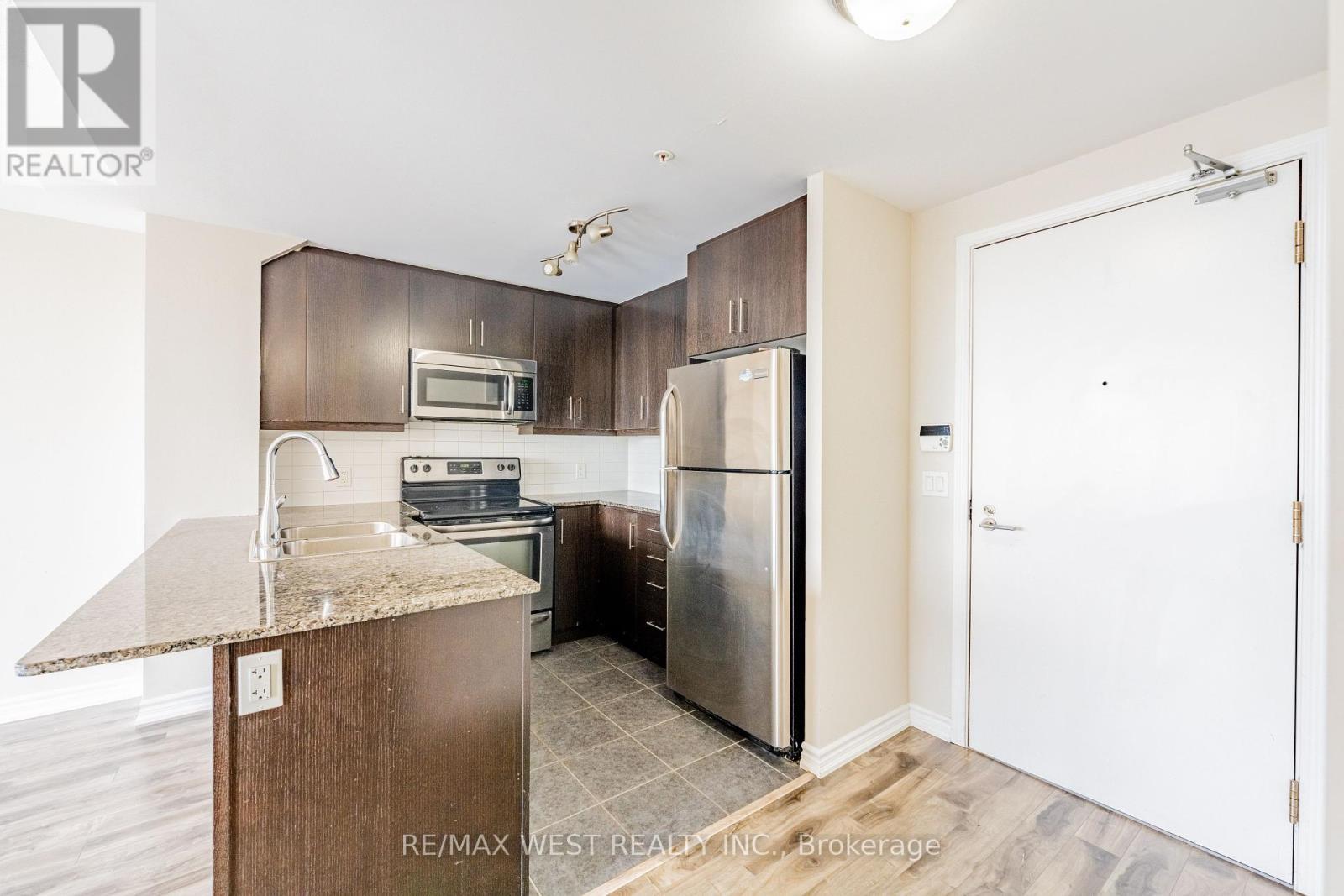 627 - 15 James Finlay Way, Toronto, ON - Indoor Photo Showing Kitchen With Double Sink With Upgraded Kitchen