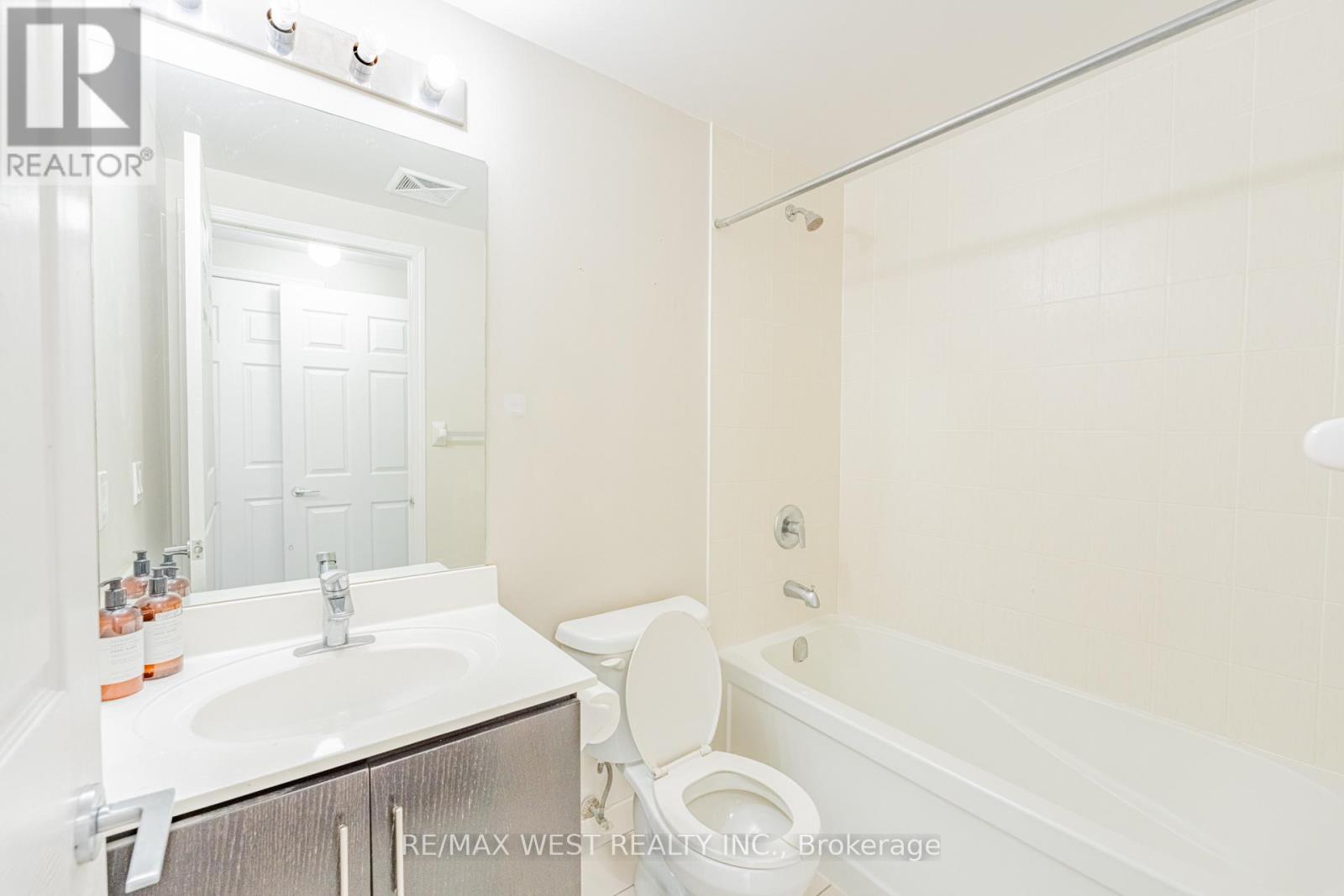 627 - 15 James Finlay Way, Toronto, ON - Indoor Photo Showing Bathroom