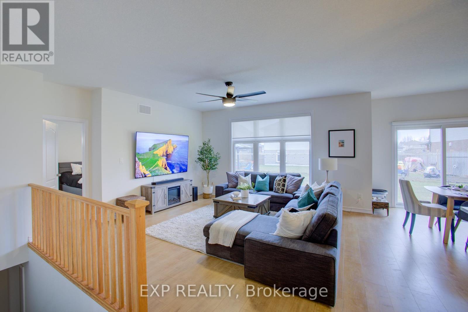 115 Maple Street, Mapleton, ON - Indoor Photo Showing Living Room
