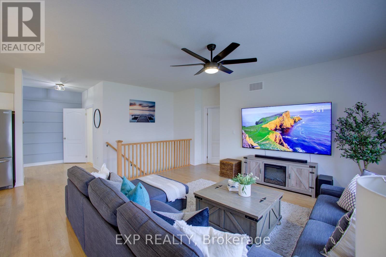115 Maple Street, Mapleton, ON - Indoor Photo Showing Living Room