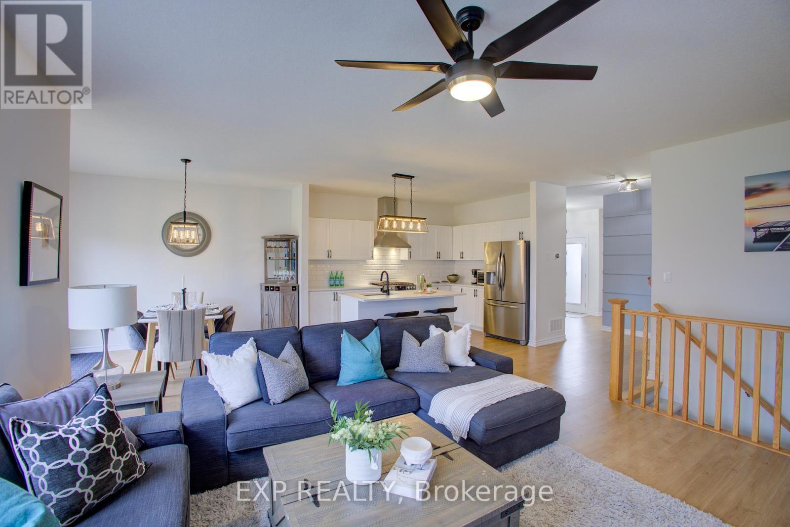 115 Maple Street, Mapleton, ON - Indoor Photo Showing Living Room