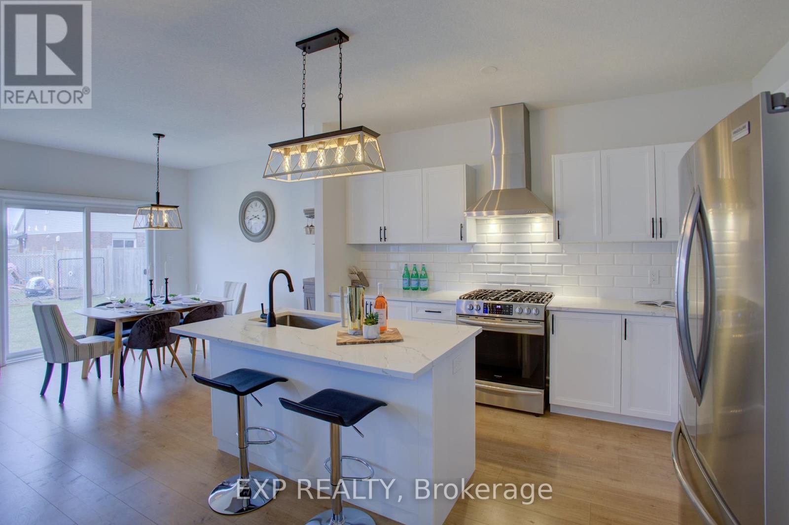 115 Maple Street, Mapleton, ON - Indoor Photo Showing Kitchen With Upgraded Kitchen