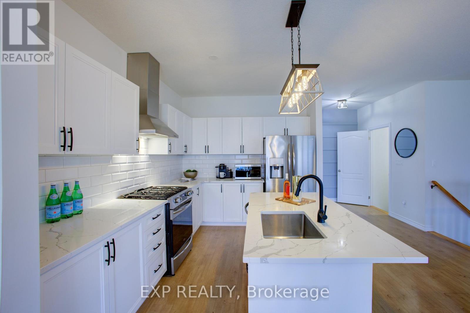 115 Maple Street, Mapleton, ON - Indoor Photo Showing Kitchen With Upgraded Kitchen