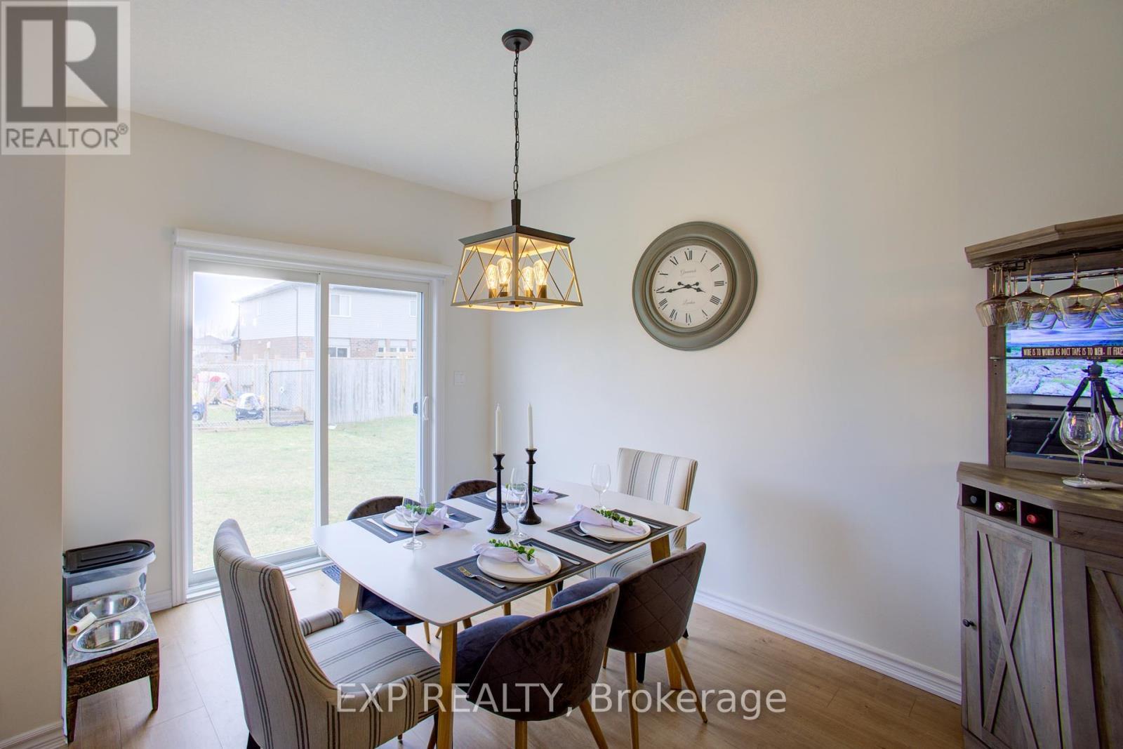 115 Maple Street, Mapleton, ON - Indoor Photo Showing Dining Room