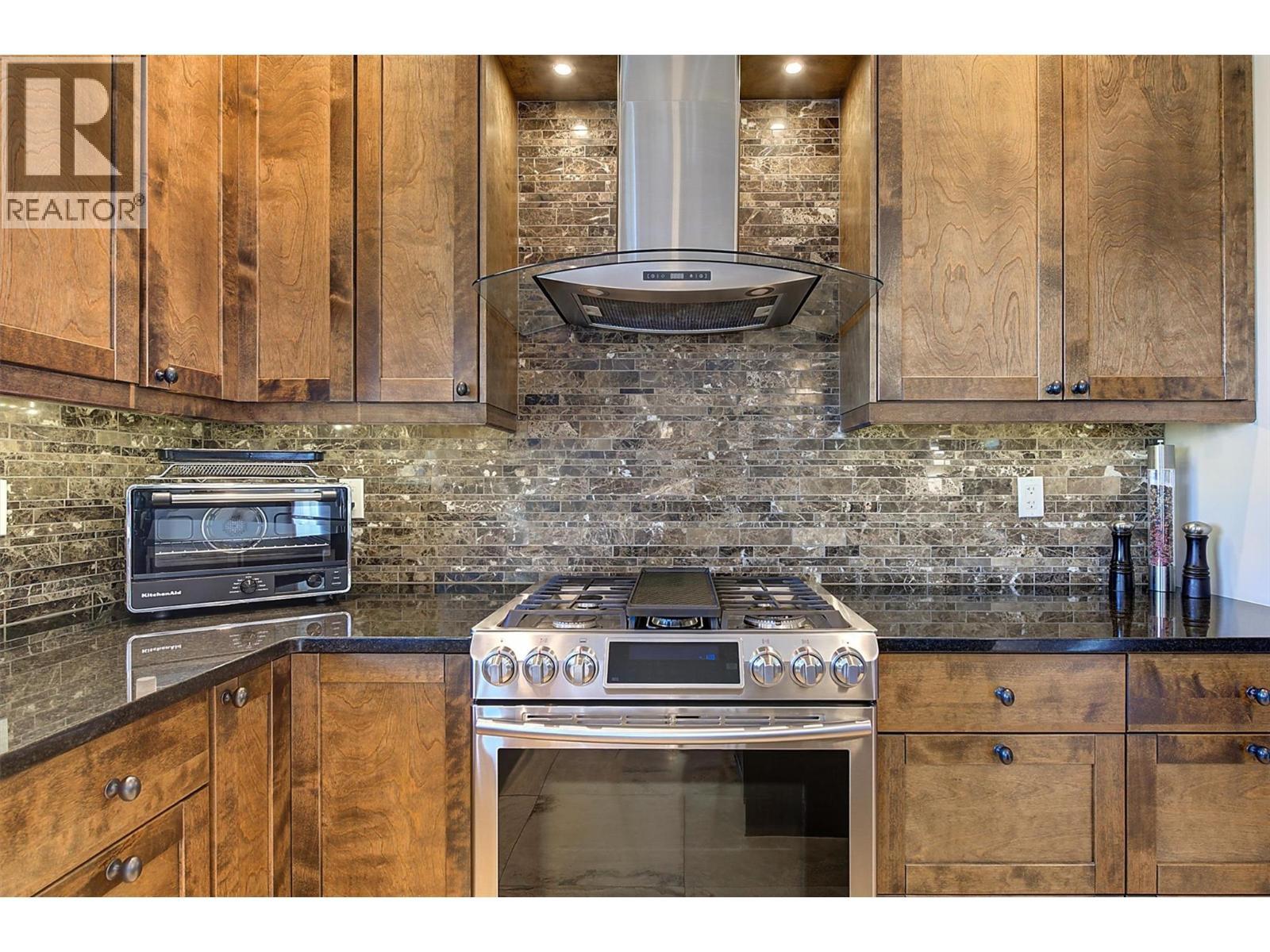 6172 Seymoure Avenue, Peachland, BC - Indoor Photo Showing Kitchen