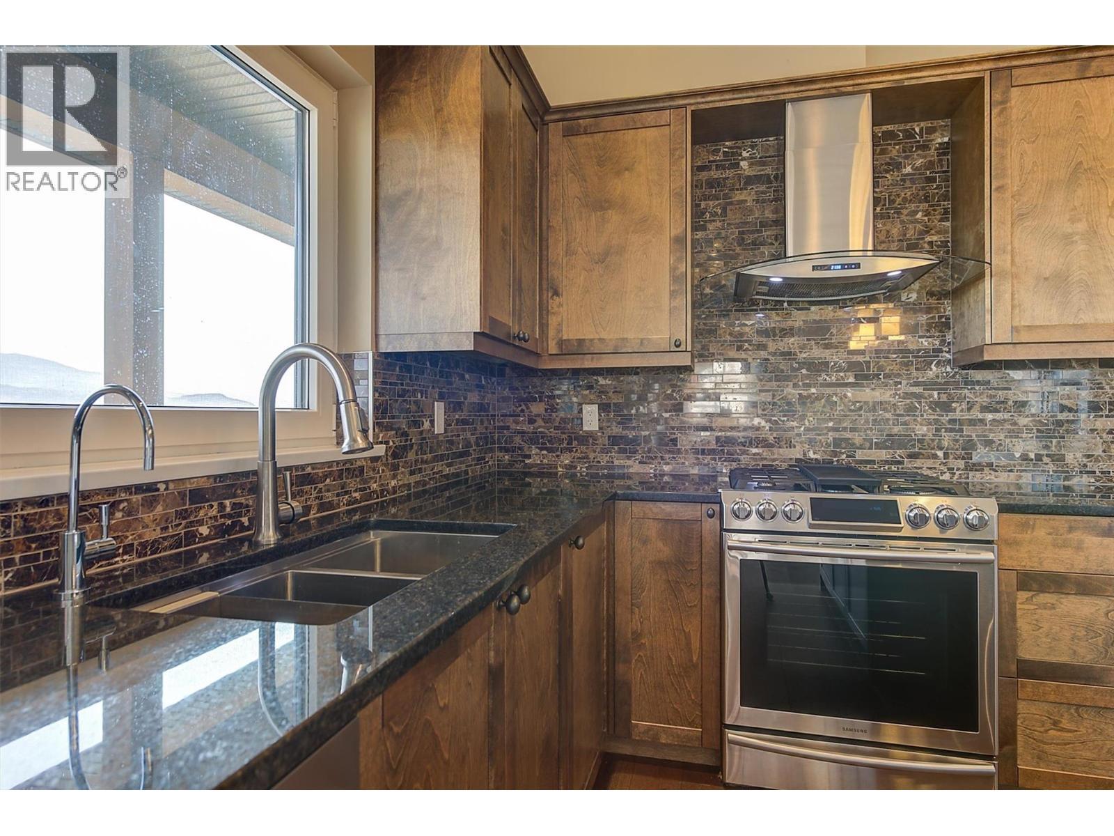 6172 Seymoure Avenue, Peachland, BC - Indoor Photo Showing Kitchen With Double Sink With Upgraded Kitchen