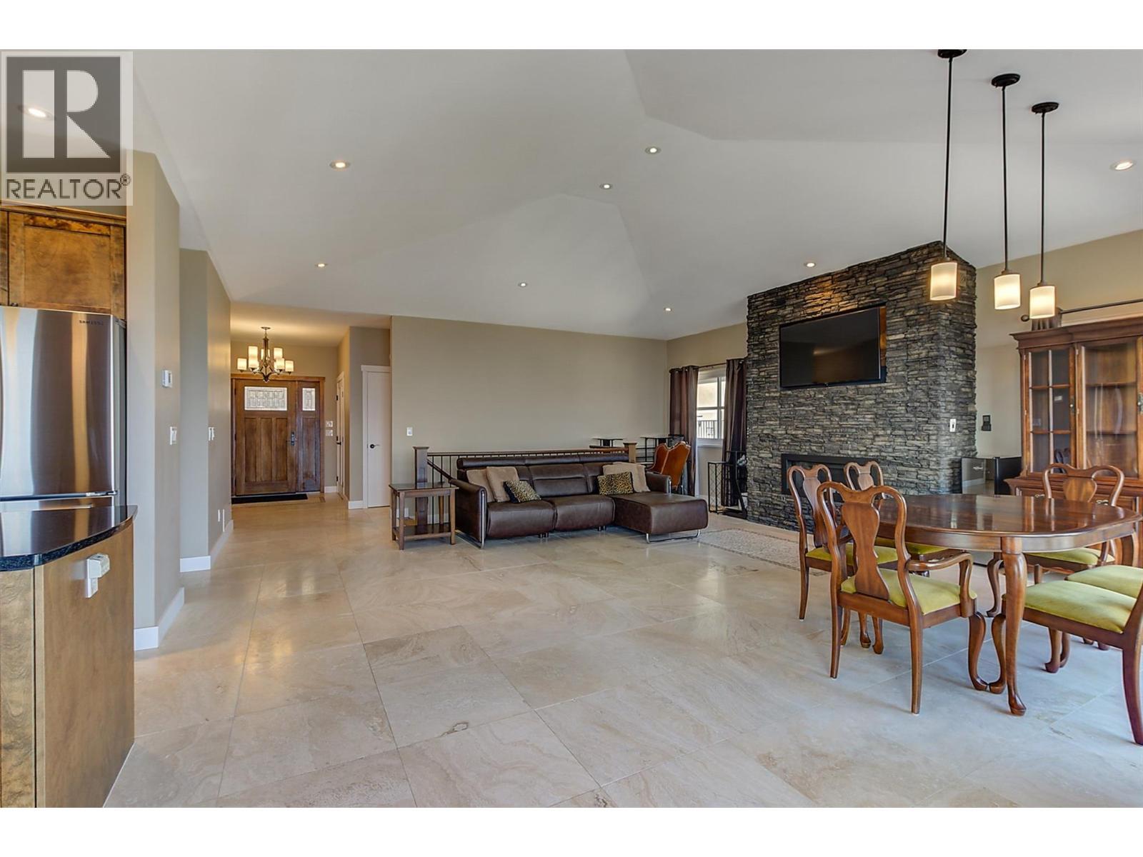 6172 Seymoure Avenue, Peachland, BC - Indoor With Fireplace