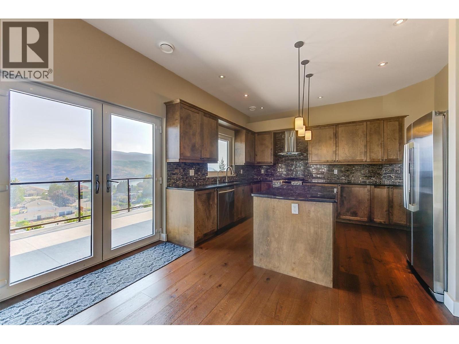 6172 Seymoure Avenue, Peachland, BC - Indoor Photo Showing Kitchen With Upgraded Kitchen