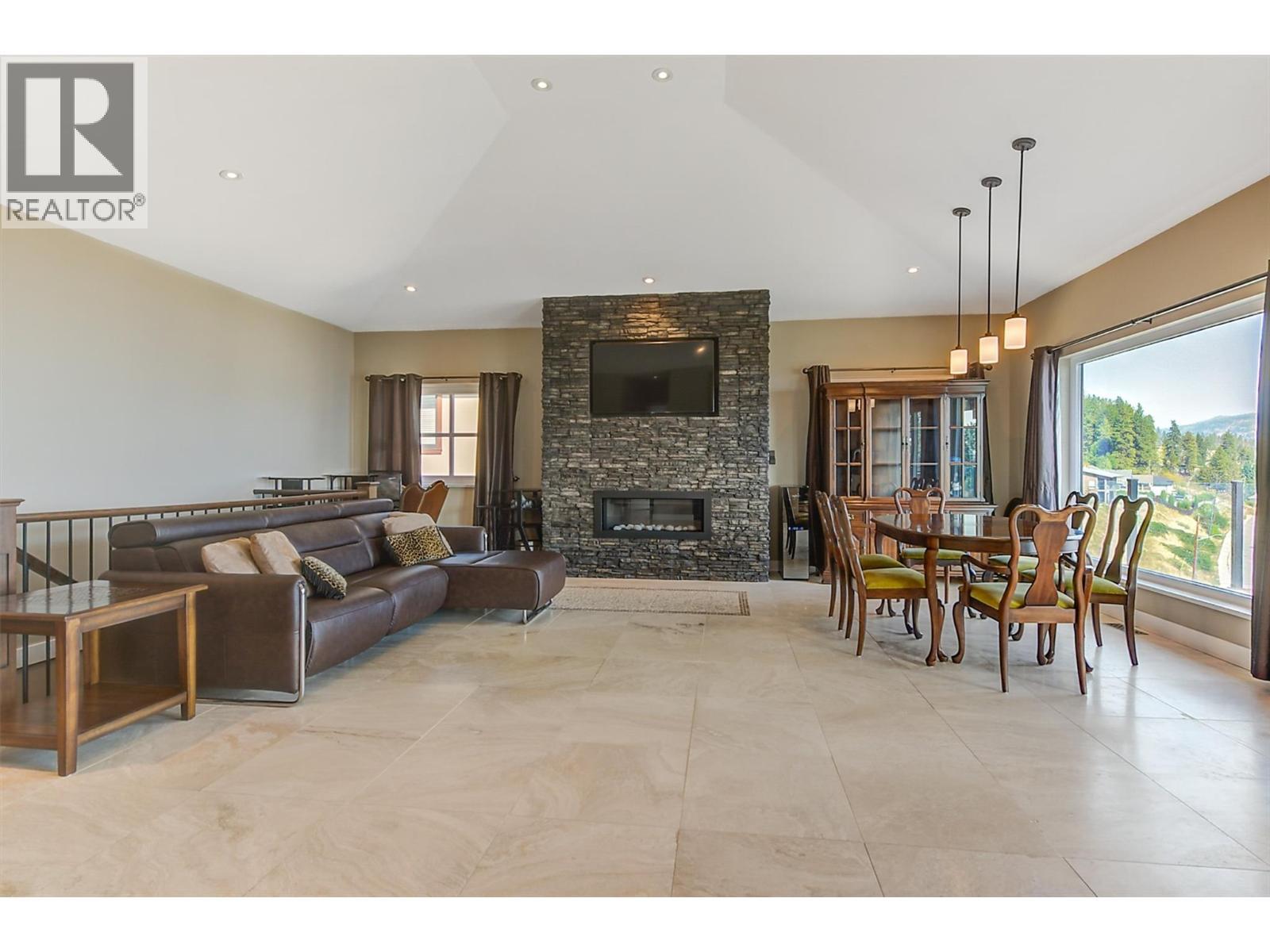 6172 Seymoure Avenue, Peachland, BC - Indoor With Fireplace