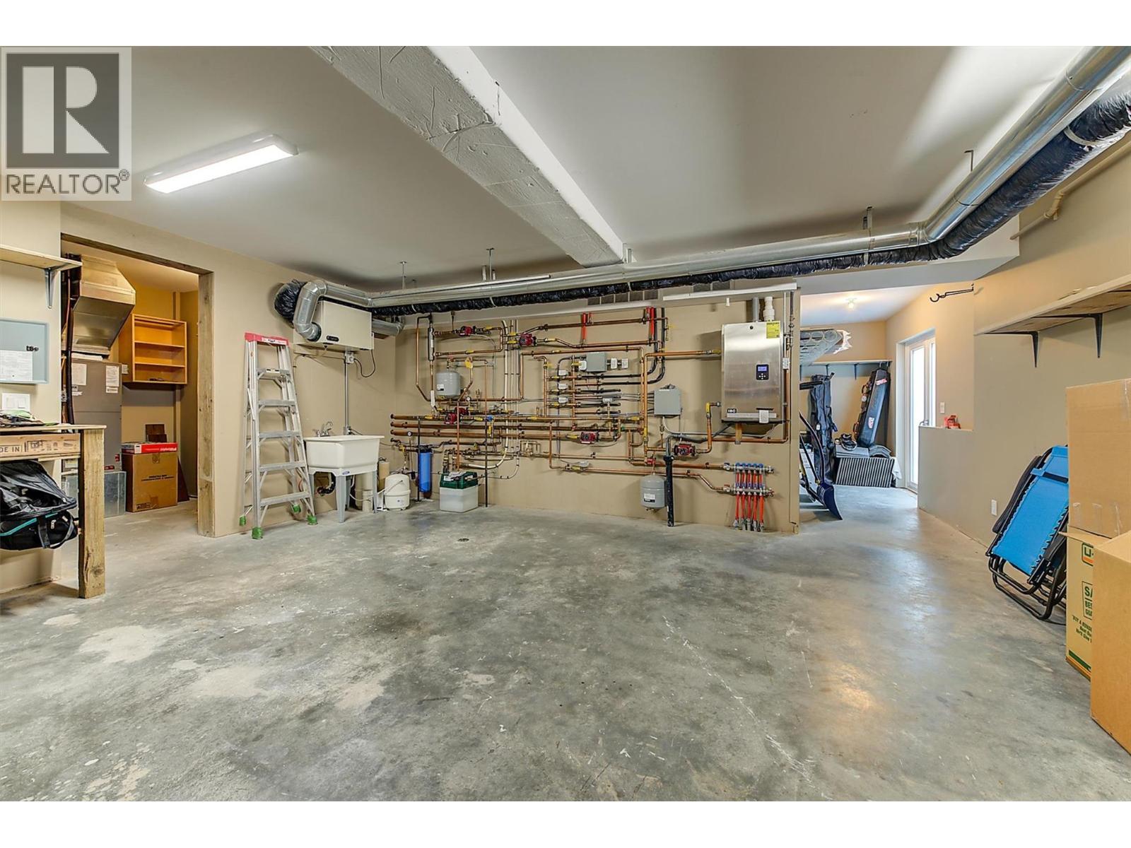 6172 Seymoure Avenue, Peachland, BC - Indoor Photo Showing Garage