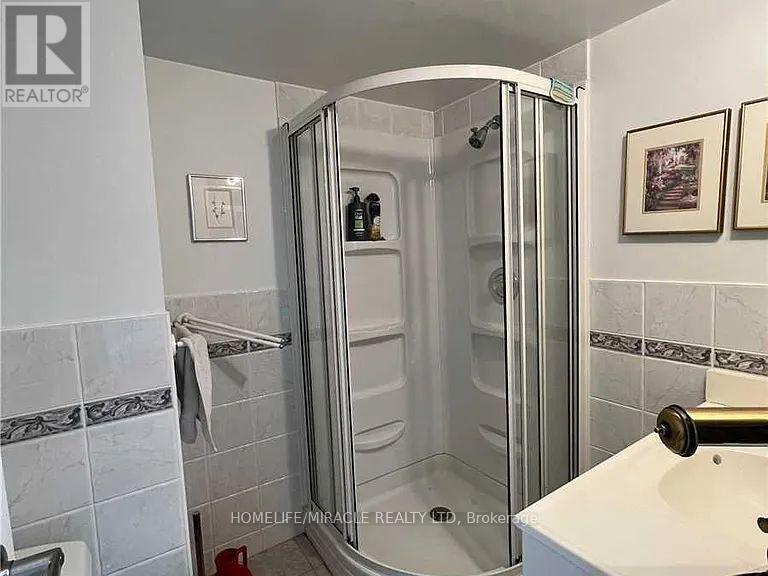 3371 Schomberg Avenue, Mississauga, ON - Indoor Photo Showing Bathroom