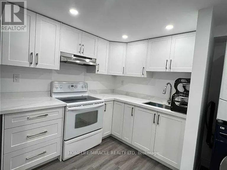 3371 Schomberg Avenue, Mississauga, ON - Indoor Photo Showing Kitchen