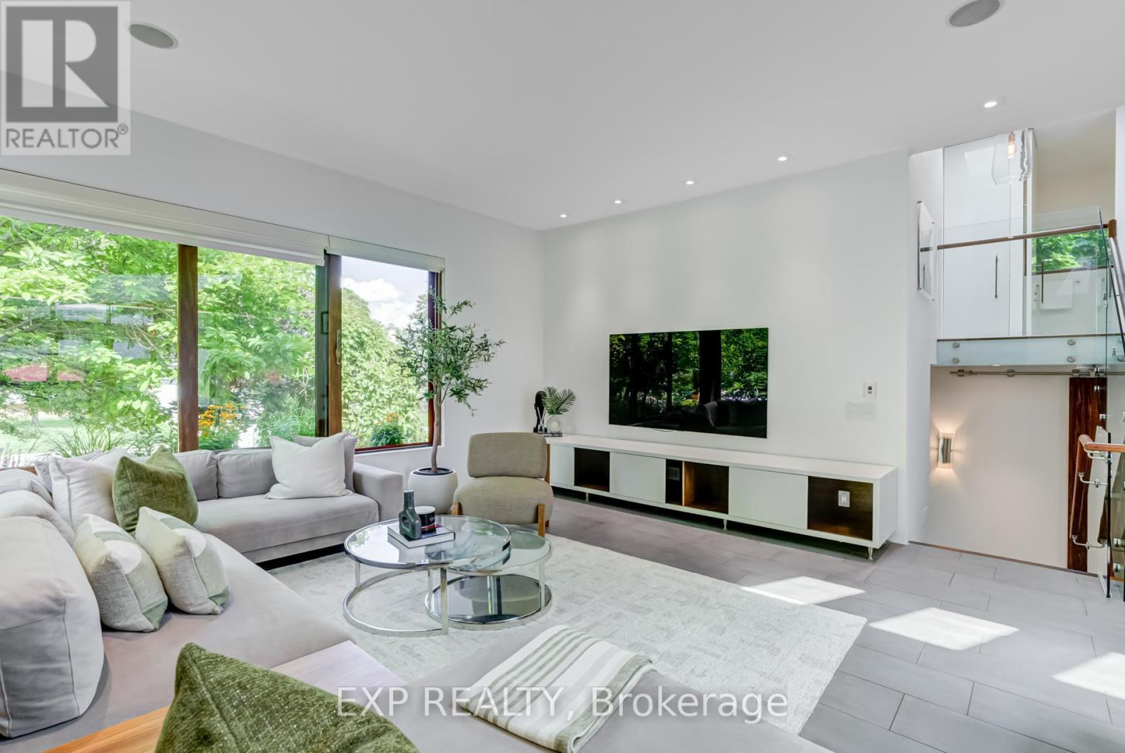 26 Richmond Drive, Brampton, ON - Indoor Photo Showing Living Room