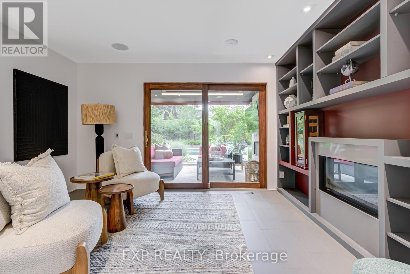 26 Richmond Drive, Brampton, ON - Indoor Photo Showing Living Room With Fireplace