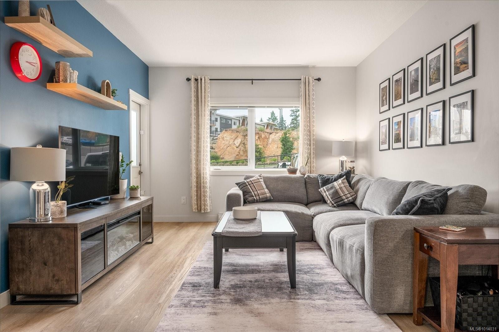 112-4830 Cedar Ridge Pl, Nanaimo, BC - Indoor Photo Showing Living Room