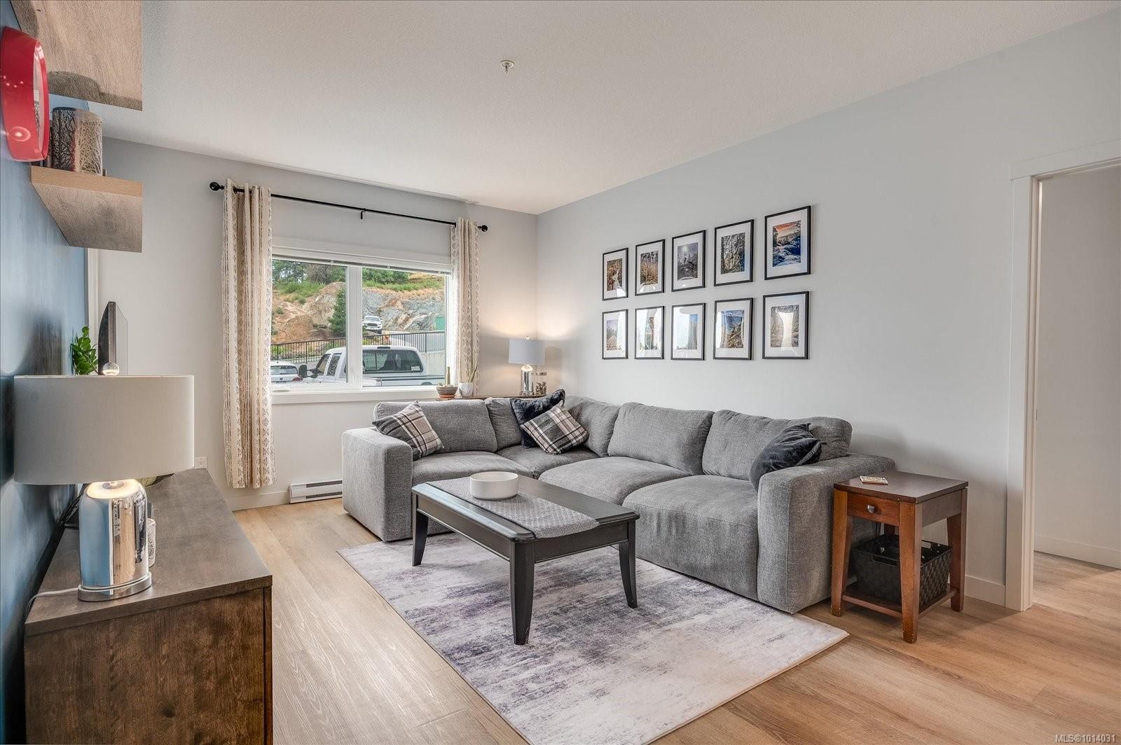 112-4830 Cedar Ridge Pl, Nanaimo, BC - Indoor Photo Showing Living Room