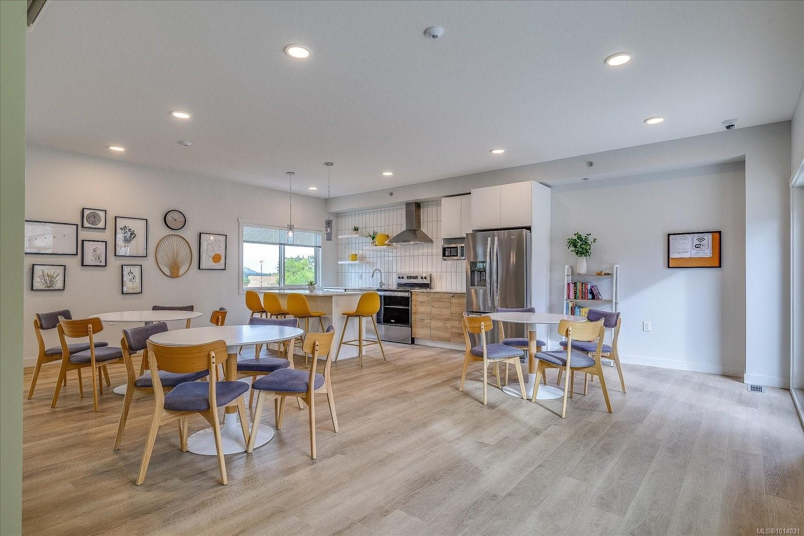 112-4830 Cedar Ridge Pl, Nanaimo, BC - Indoor Photo Showing Dining Room