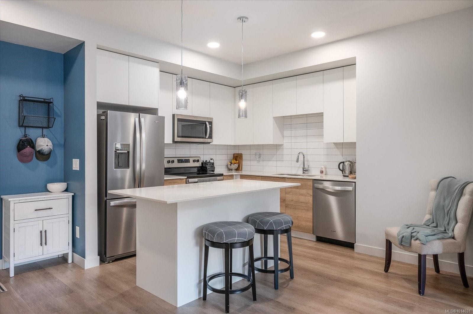 112-4830 Cedar Ridge Pl, Nanaimo, BC - Indoor Photo Showing Kitchen With Upgraded Kitchen