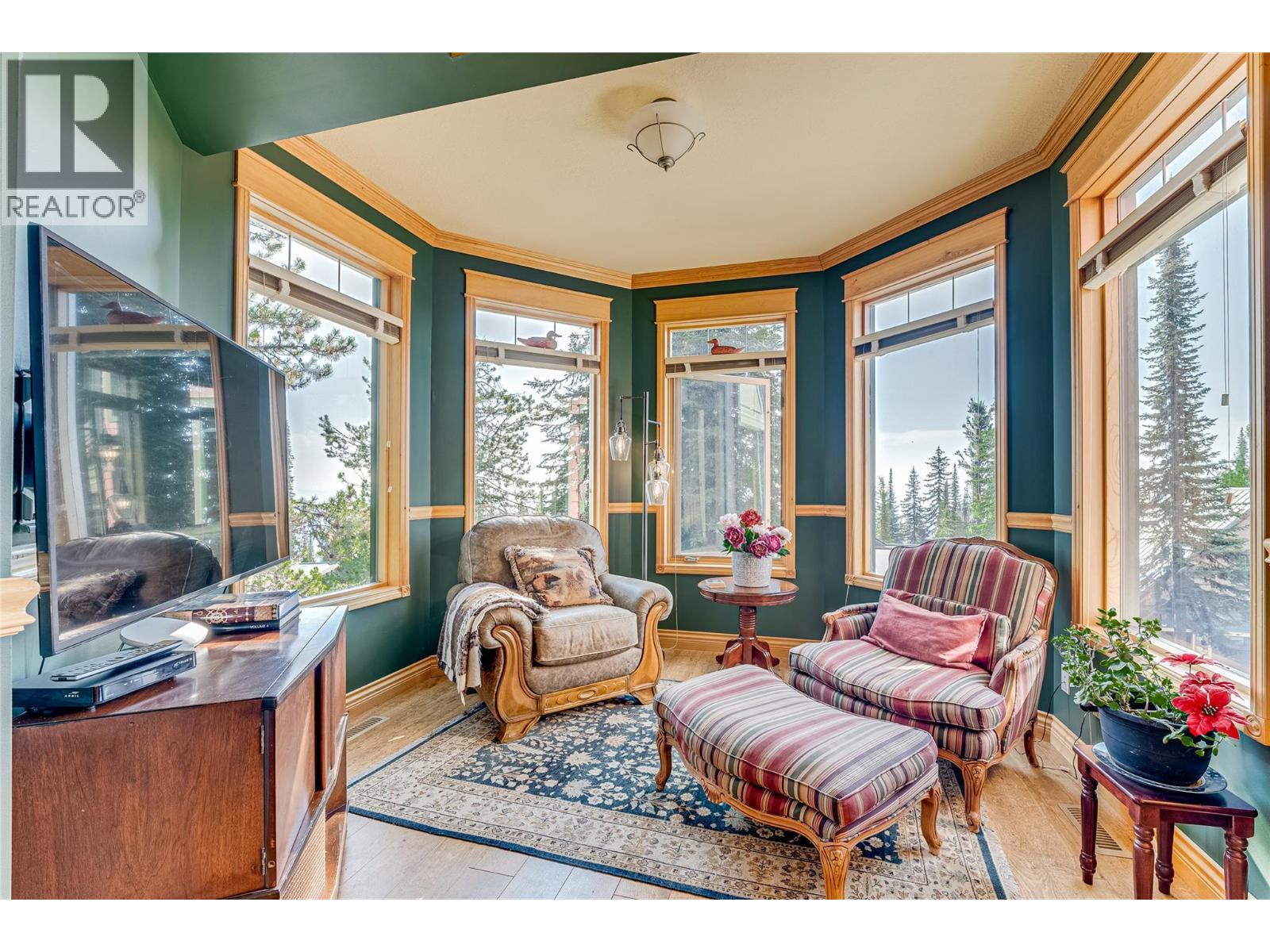 635 Monashee Road Unit# 8, Silver Star, BC - Indoor Photo Showing Living Room