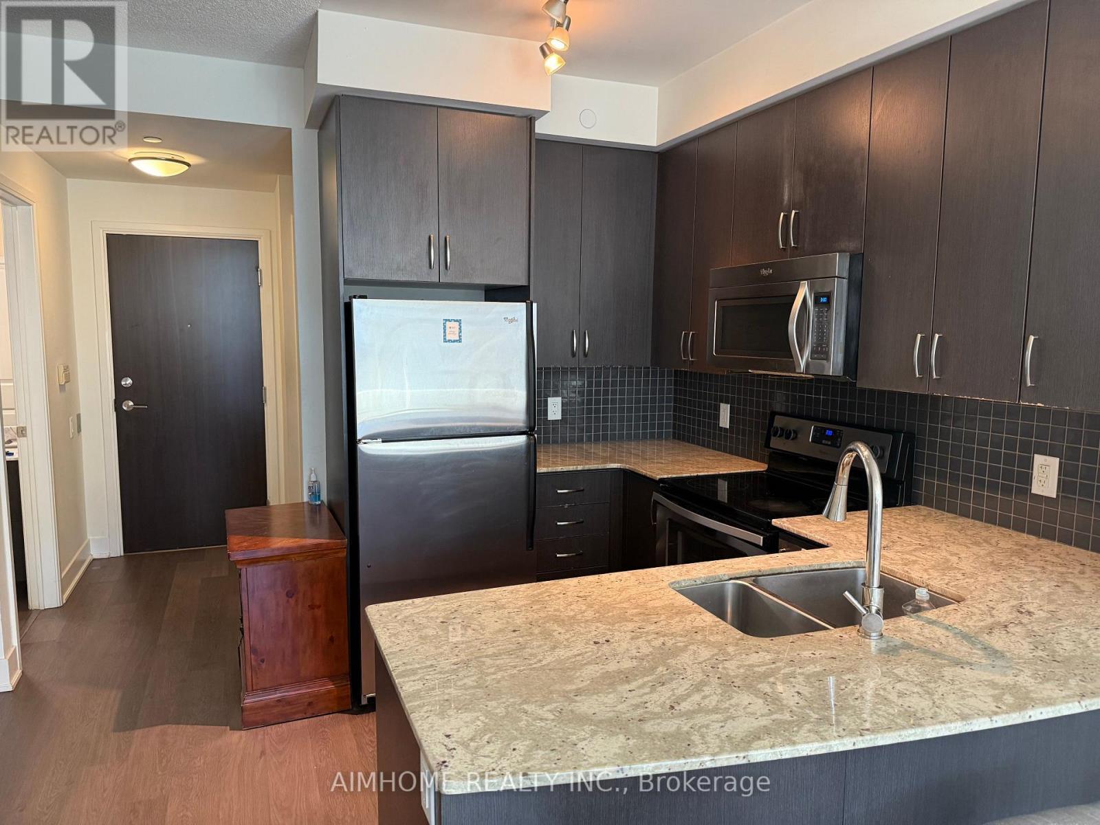 513 - 7608 Yonge Street, Vaughan, ON - Indoor Photo Showing Kitchen With Double Sink With Upgraded Kitchen