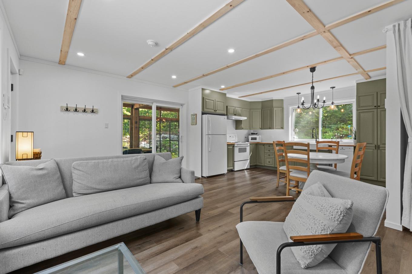 Overall view - 135 Ch. Des Oreilles-D'Ours, Wentworth, QC - Indoor Photo Showing Living Room